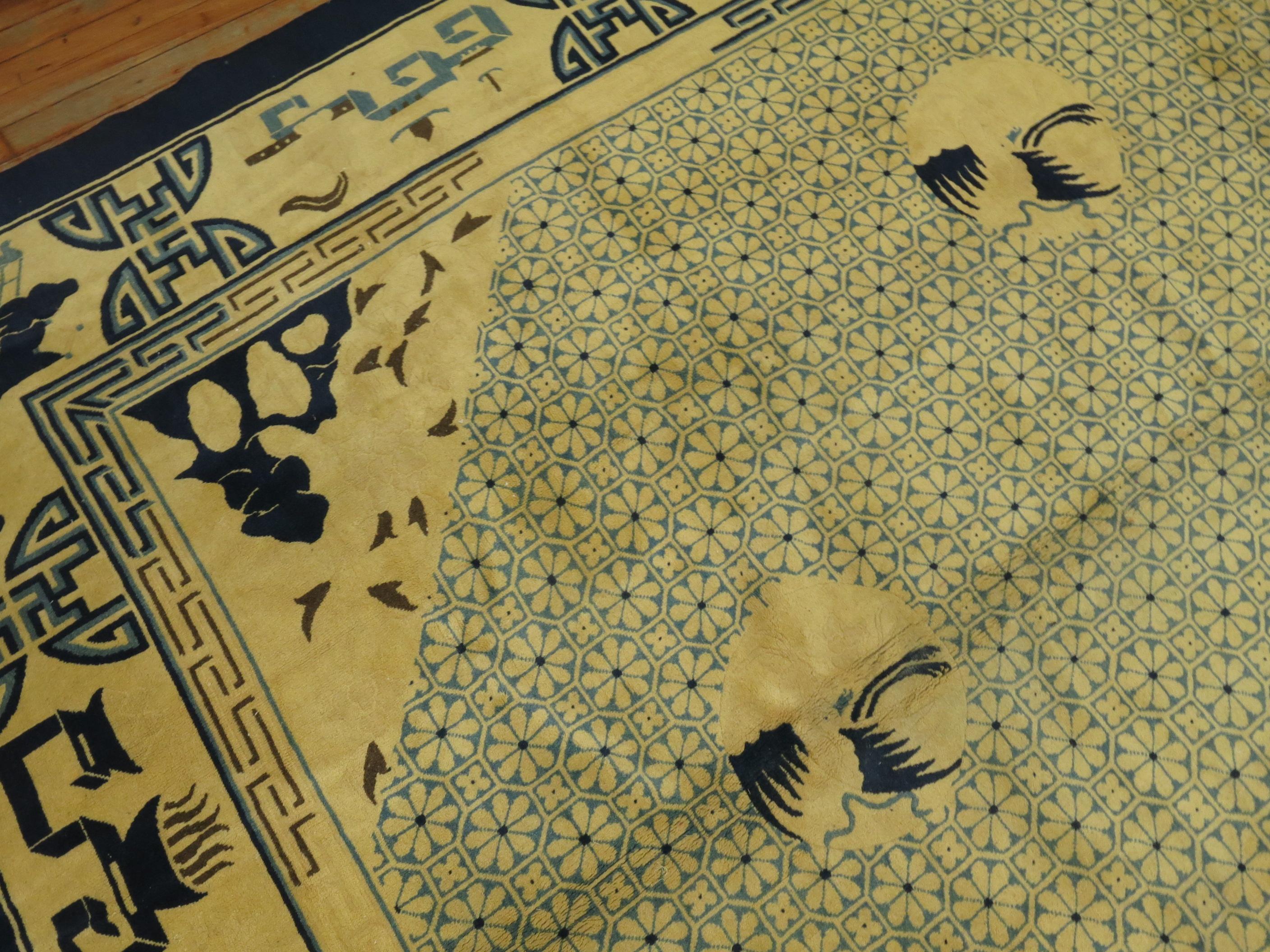 Antiker chinesischer gelb-blauer antiker Teppich in Zimmergröße im Angebot 1