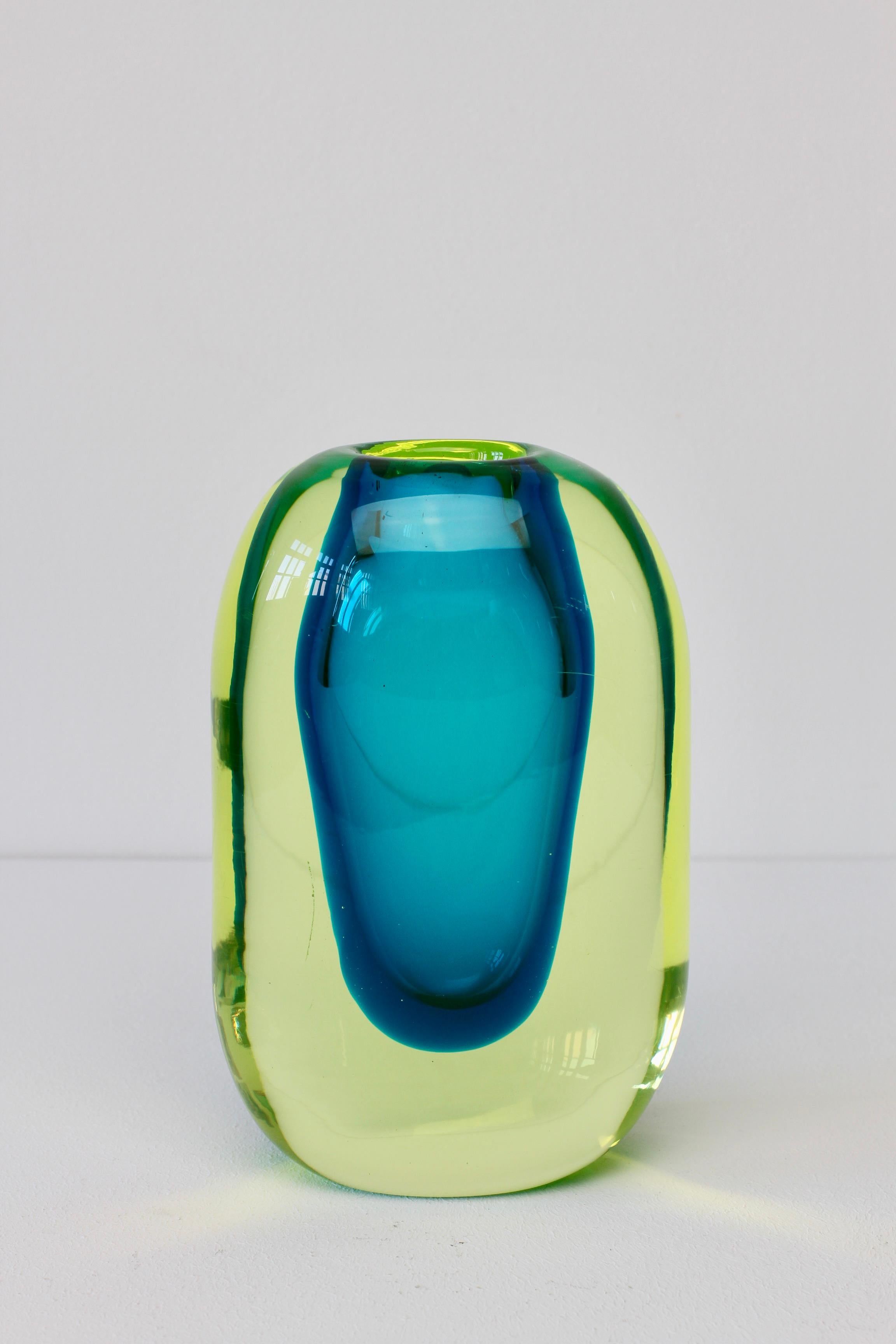 Yellow & Blue Italian Murano Sommerso Glass Vase c. 1970s Cenedese 'Attributed' In Good Condition In Landau an der Isar, Bayern