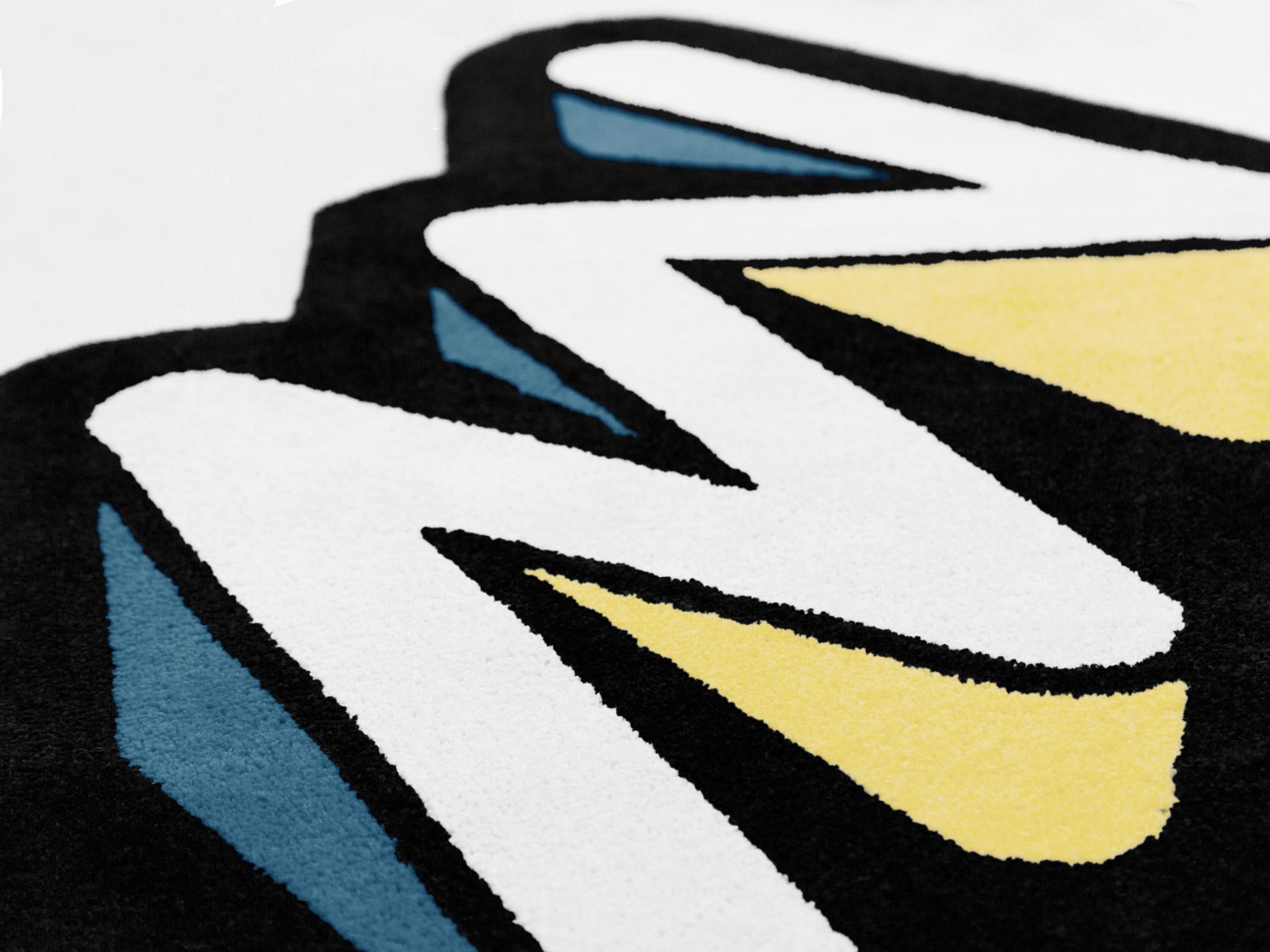 Diese von Graffiti inspirierte Teppichkollektion zeichnet sich durch einfache und klar definierte Merkmale, ausdrucksstarke Linien und Details aus, die Licht, Schatten und Tiefe suggerieren.
Die Herstellungstechnik ist das Tufting: Auf einem