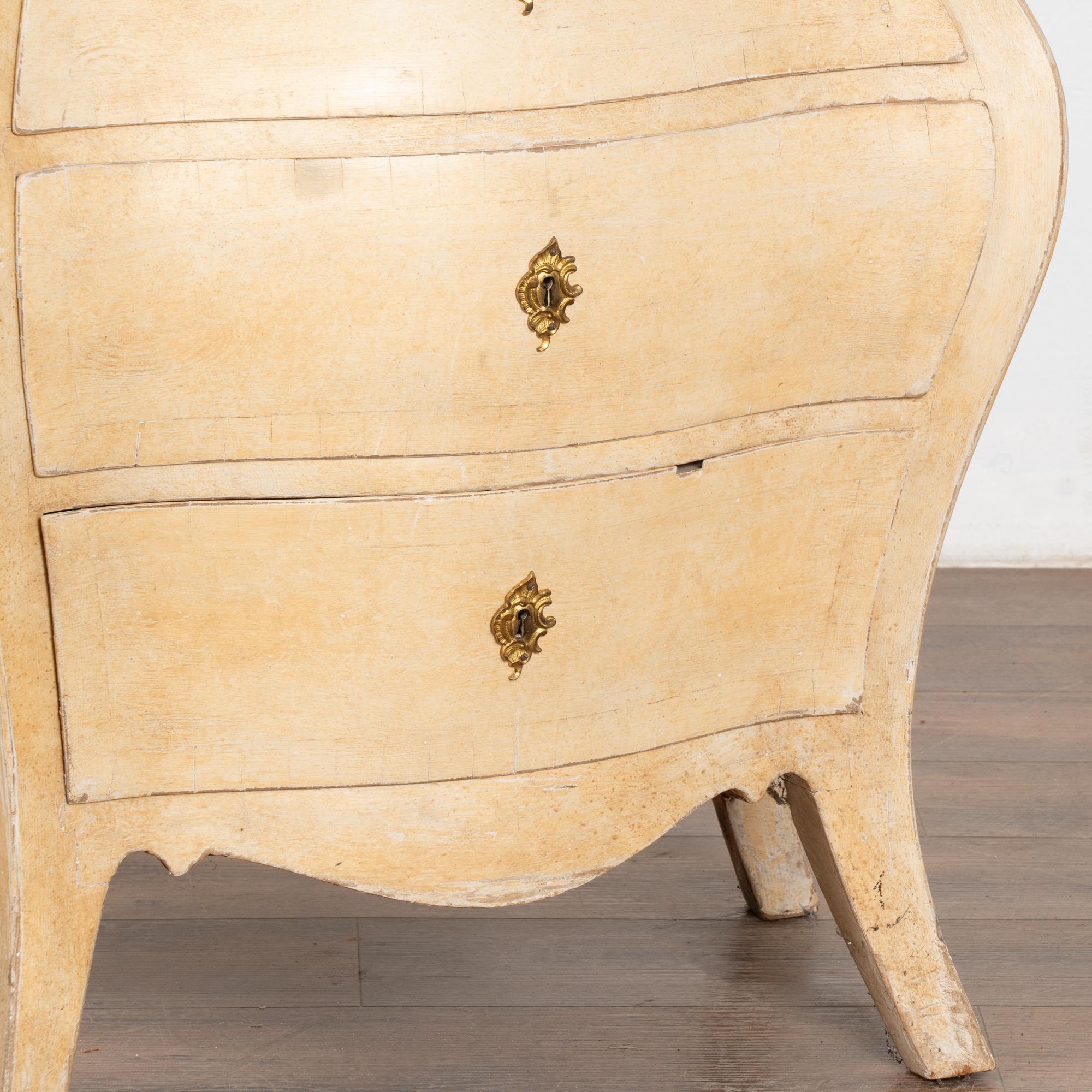 Cassettone Bombay giallo con piano in marmo, Svezia, 1890 circa in vendita 3