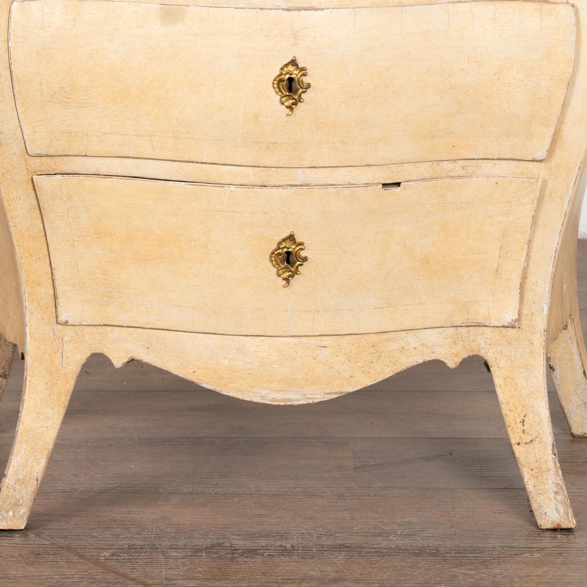 Cassettone Bombay giallo con piano in marmo, Svezia, 1890 circa in vendita 4
