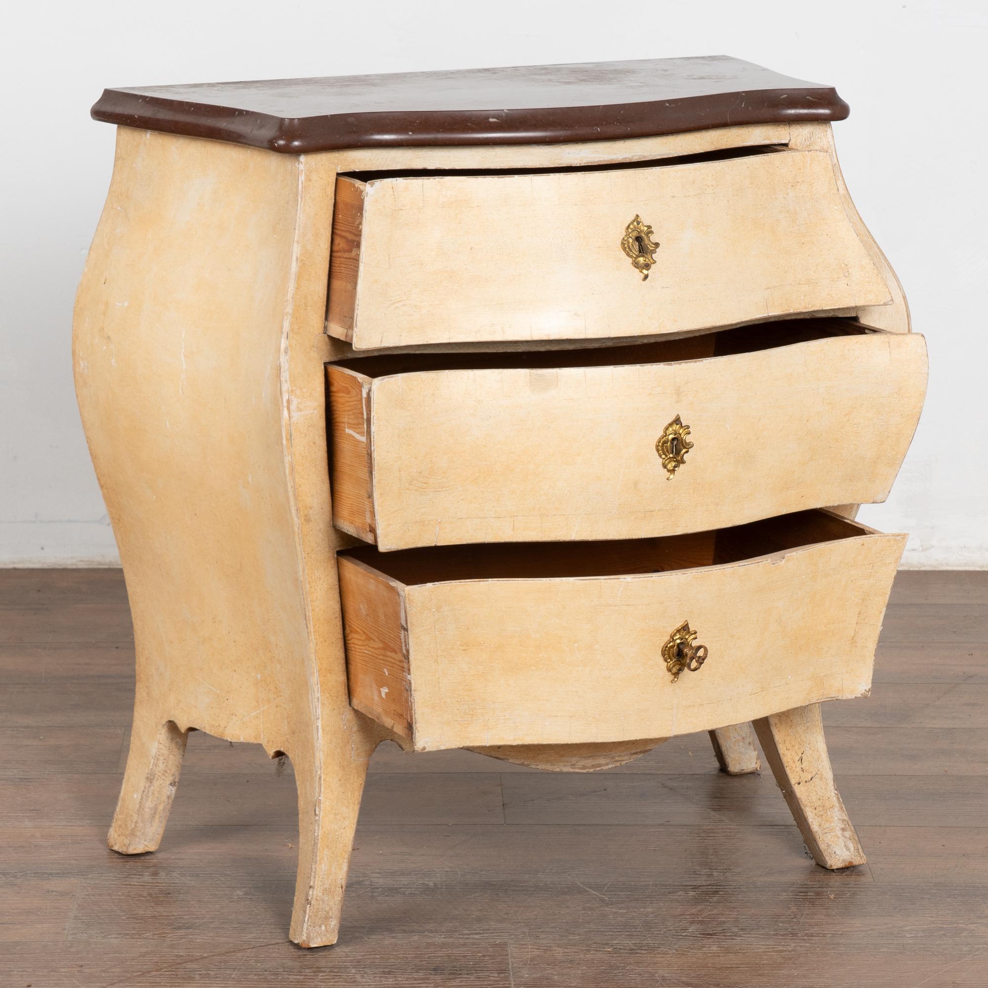 Rococò Cassettone Bombay giallo con piano in marmo, Svezia, 1890 circa in vendita