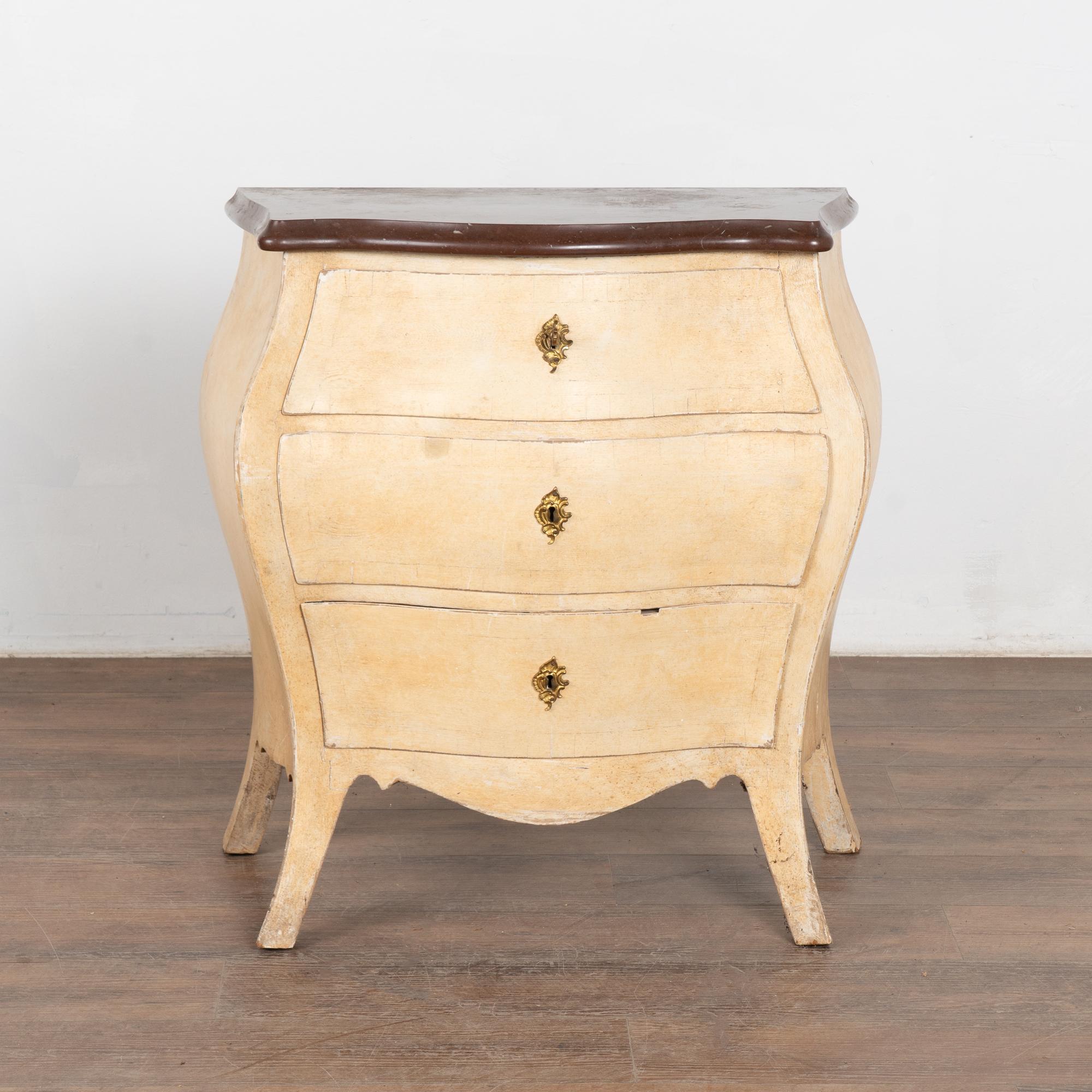 Svedese Cassettone Bombay giallo con piano in marmo, Svezia, 1890 circa in vendita