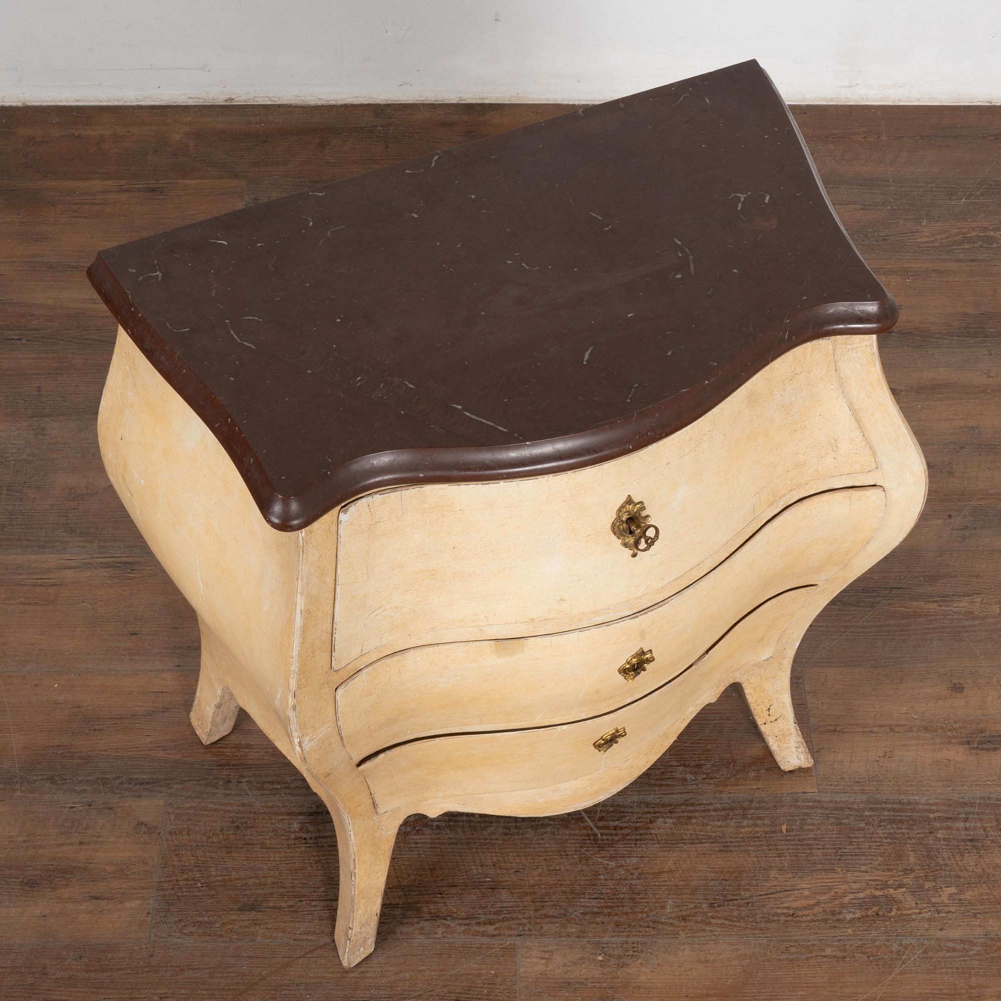 Cassettone Bombay giallo con piano in marmo, Svezia, 1890 circa In condizioni discrete in vendita a Round Top, TX