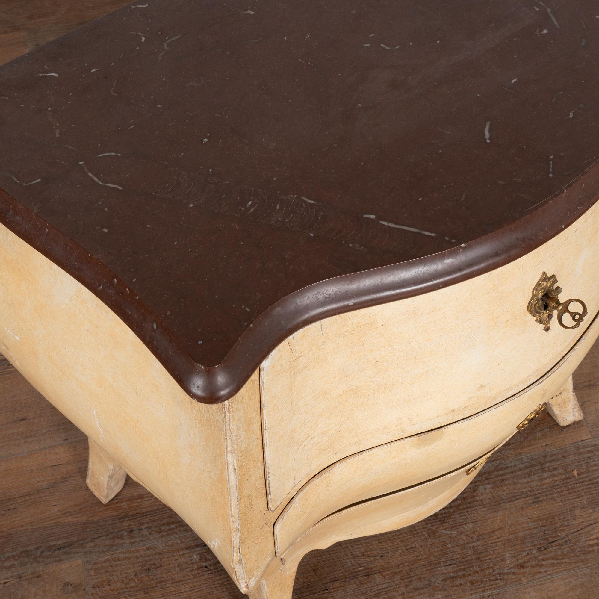 XIX secolo Cassettone Bombay giallo con piano in marmo, Svezia, 1890 circa in vendita