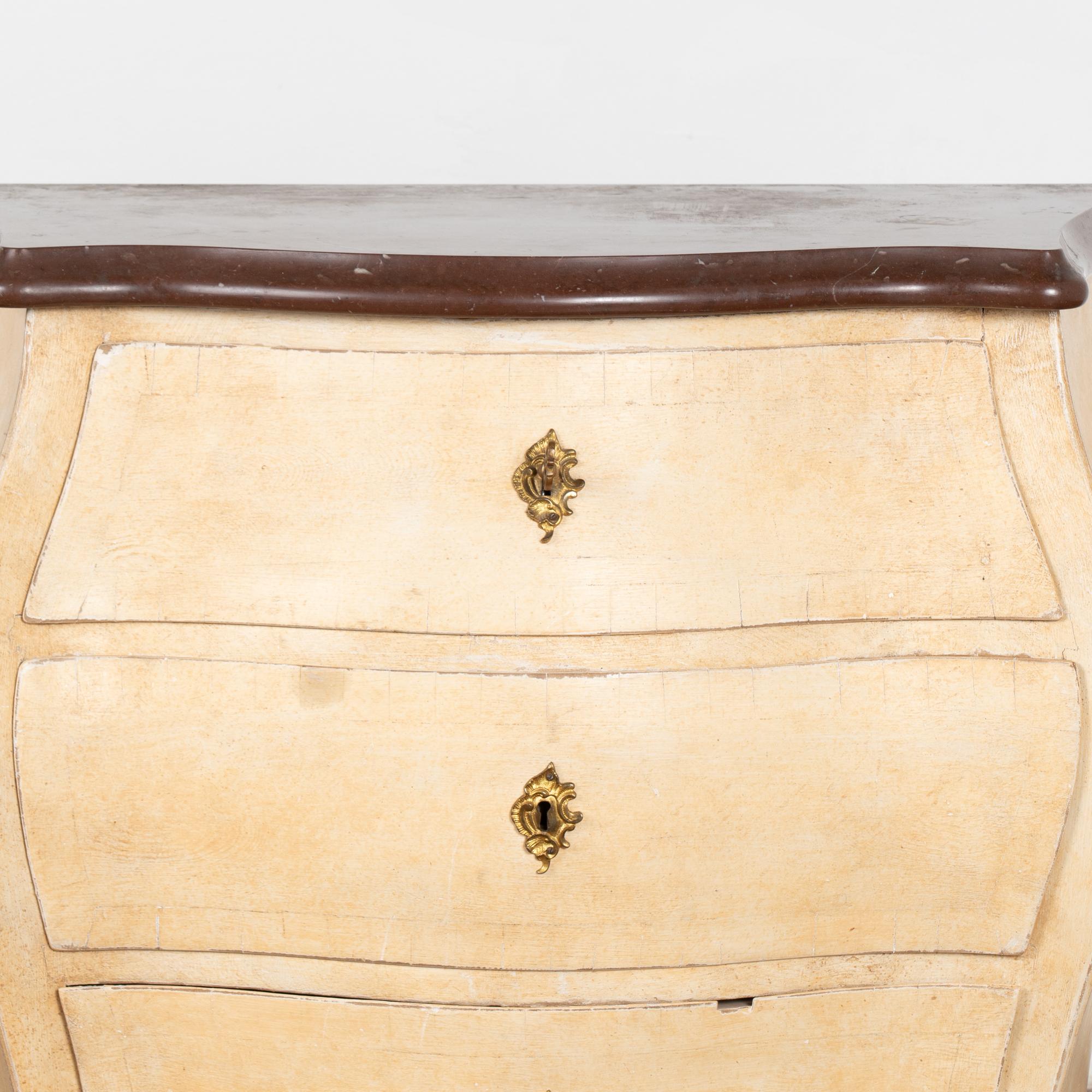 Cassettone Bombay giallo con piano in marmo, Svezia, 1890 circa in vendita 1