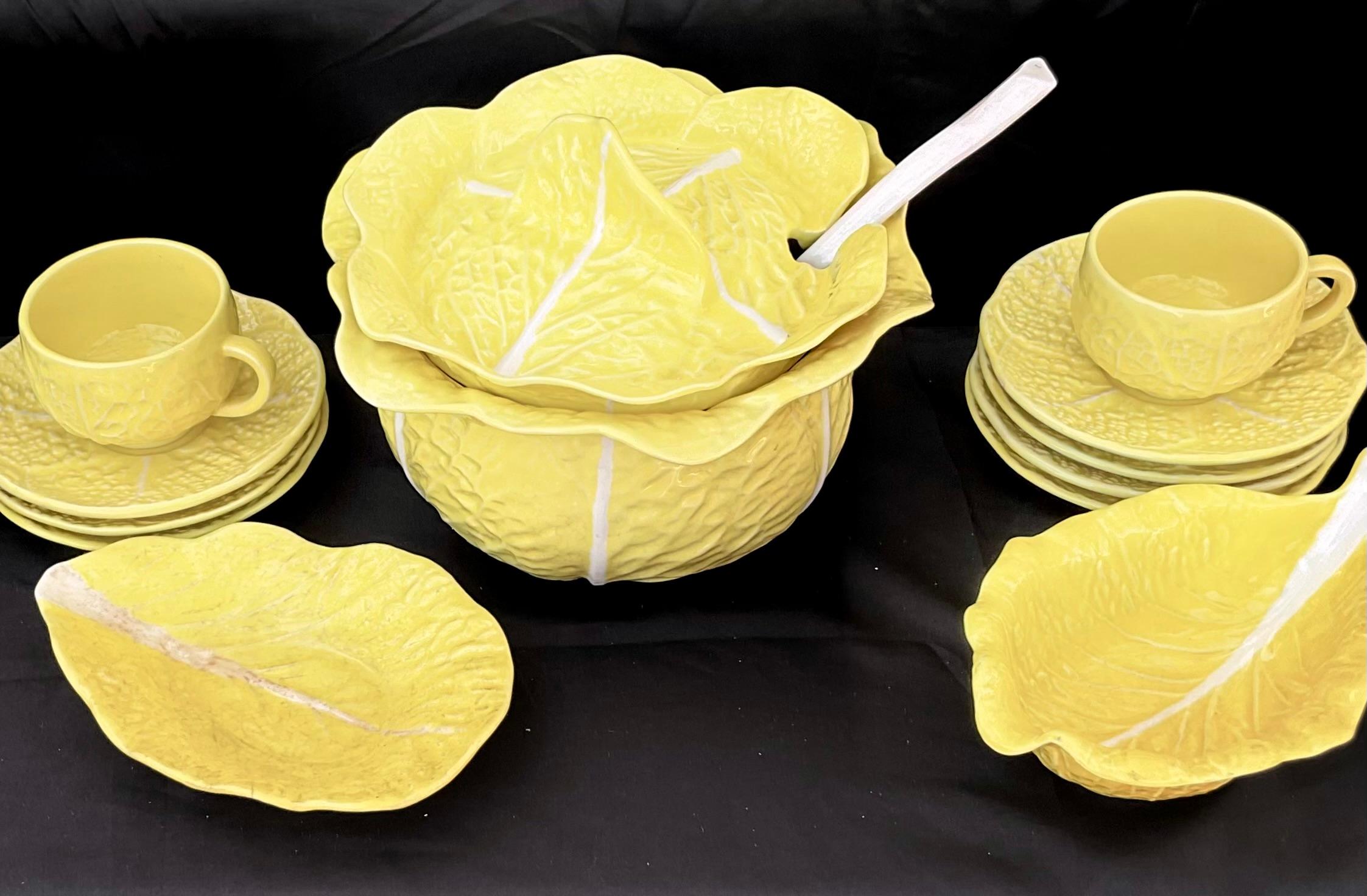 Set di stoviglie a foglia di cavolo giallo Bordallo Pinheiro da cinquantaquattro pezzi in vendita 4