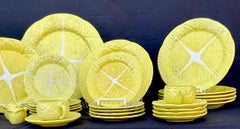 Vajilla de Cincuenta y Cuatro Piezas Bordallo Pinheiro Hoja de Col Amarillo