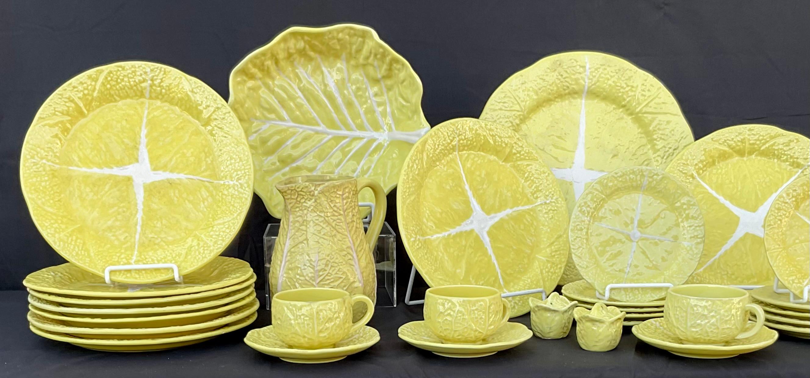 Moderno Set di stoviglie a foglia di cavolo giallo Bordallo Pinheiro da cinquantaquattro pezzi in vendita