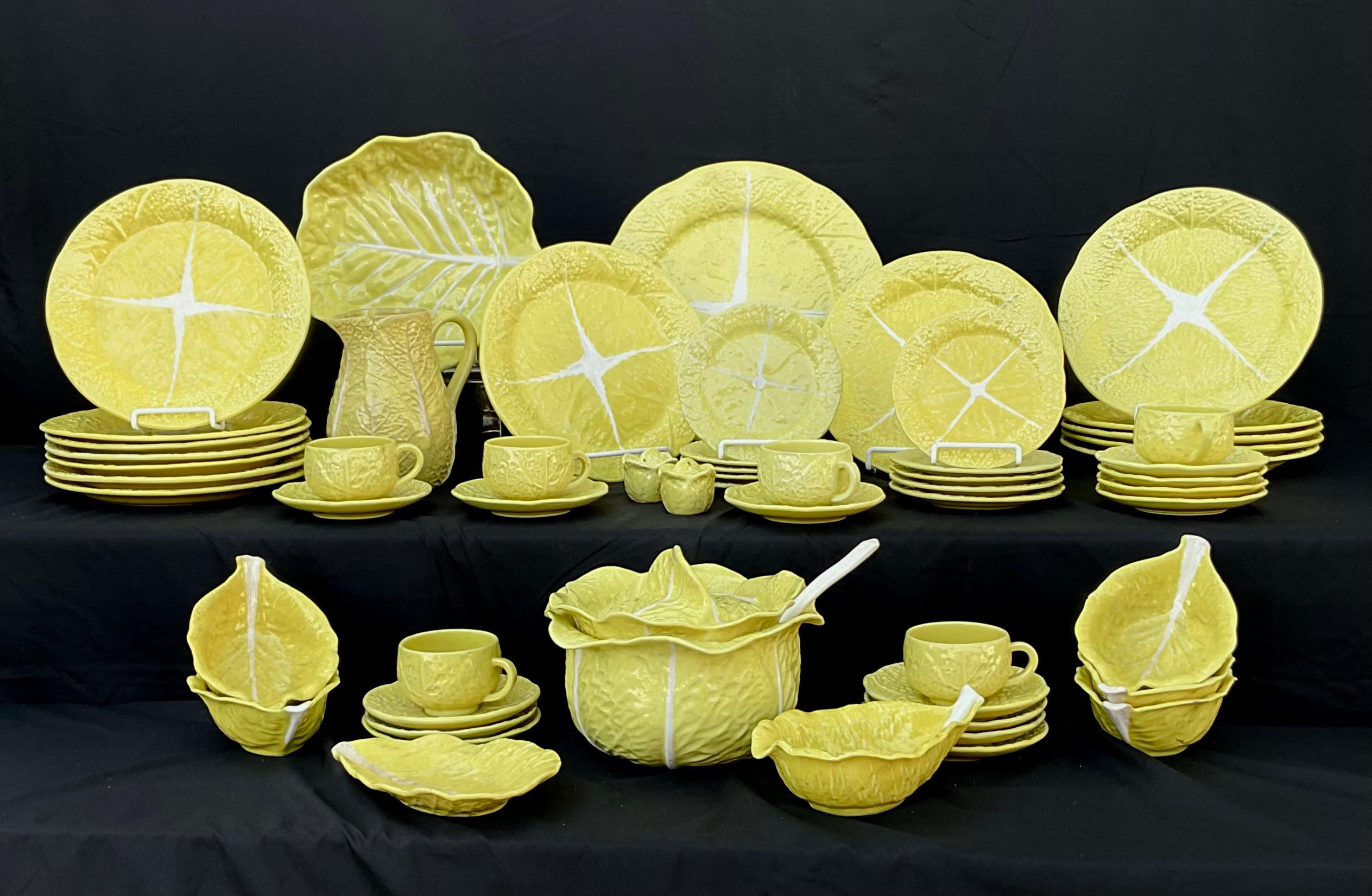 Portoghese Set di stoviglie a foglia di cavolo giallo Bordallo Pinheiro da cinquantaquattro pezzi in vendita