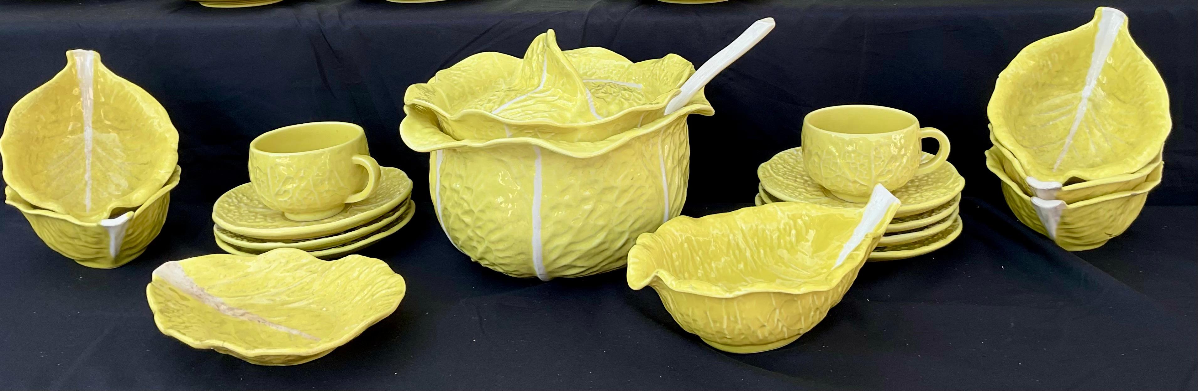 Set di stoviglie a foglia di cavolo giallo Bordallo Pinheiro da cinquantaquattro pezzi In condizioni buone in vendita a Bradenton, FL
