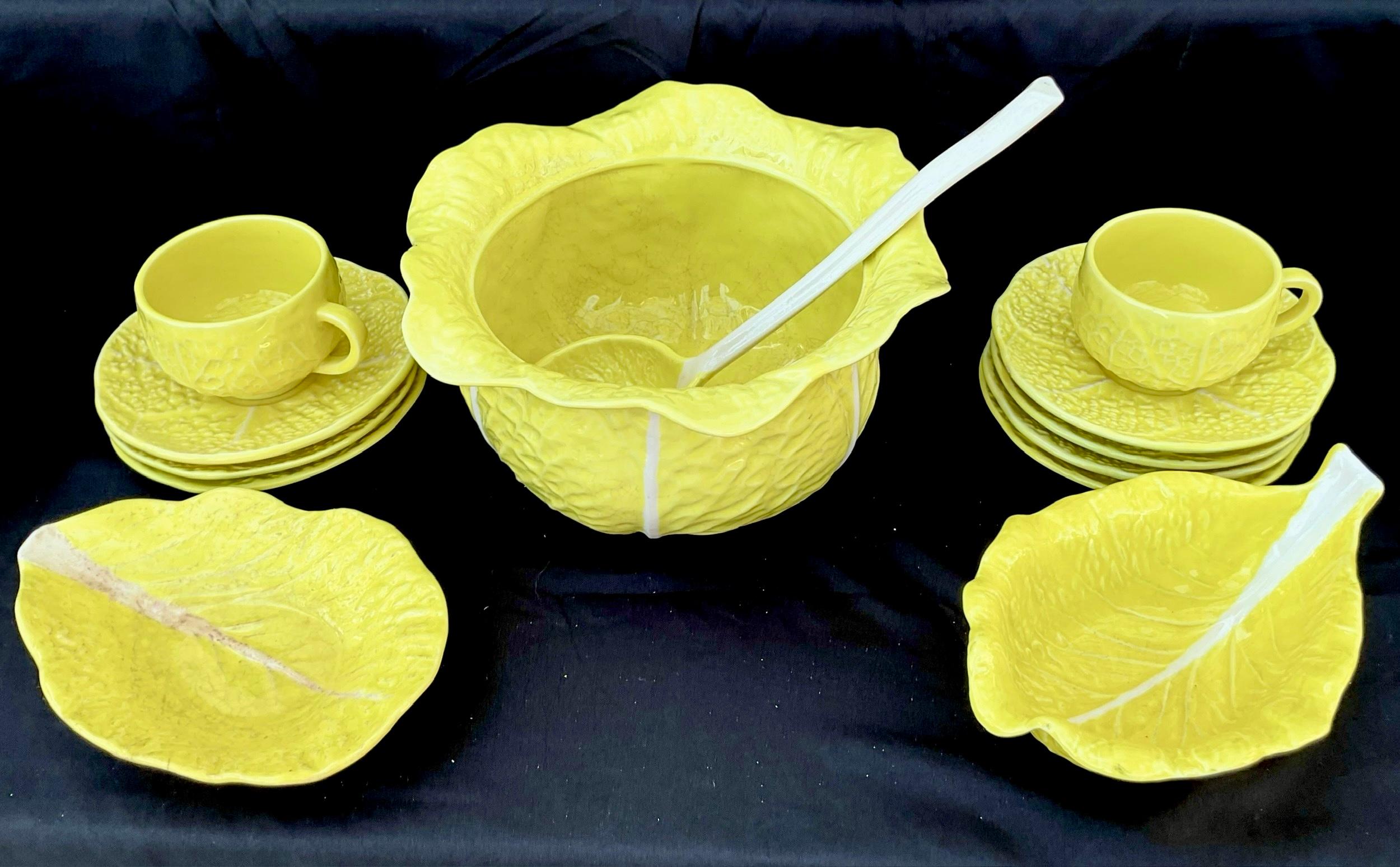 XX secolo Set di stoviglie a foglia di cavolo giallo Bordallo Pinheiro da cinquantaquattro pezzi in vendita