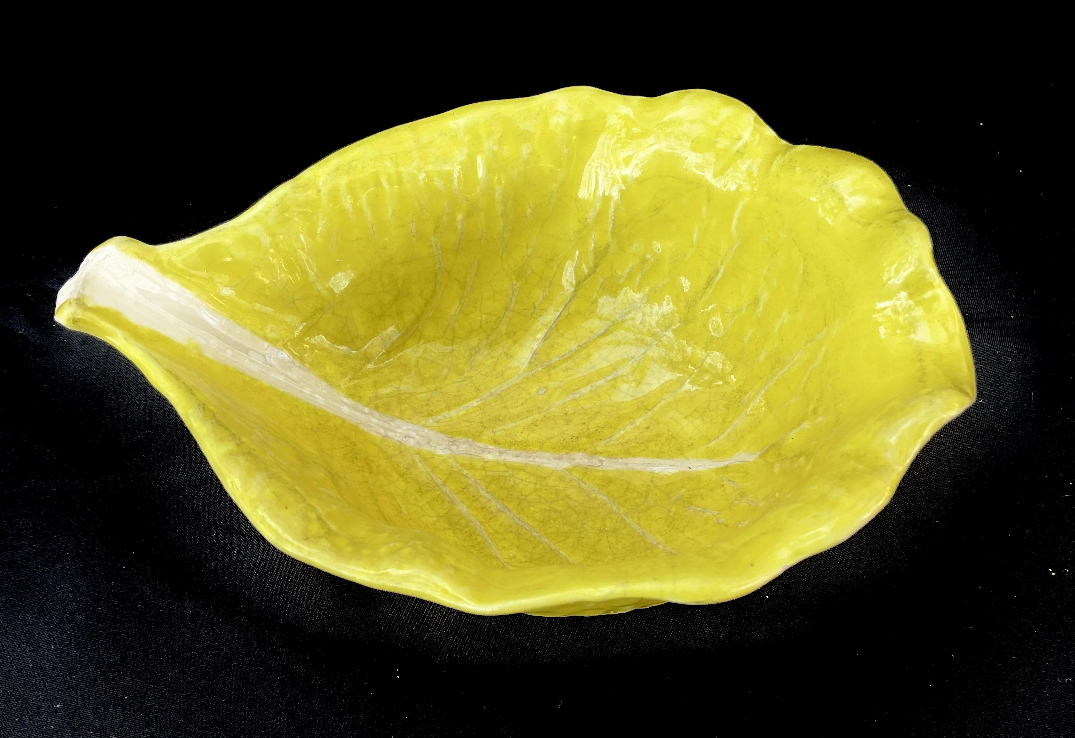 Set di stoviglie a foglia di cavolo giallo Bordallo Pinheiro da cinquantaquattro pezzi in vendita 2