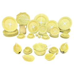 Vajilla de Cincuenta y Cuatro Piezas Bordallo Pinheiro Hoja de Col Amarillo
