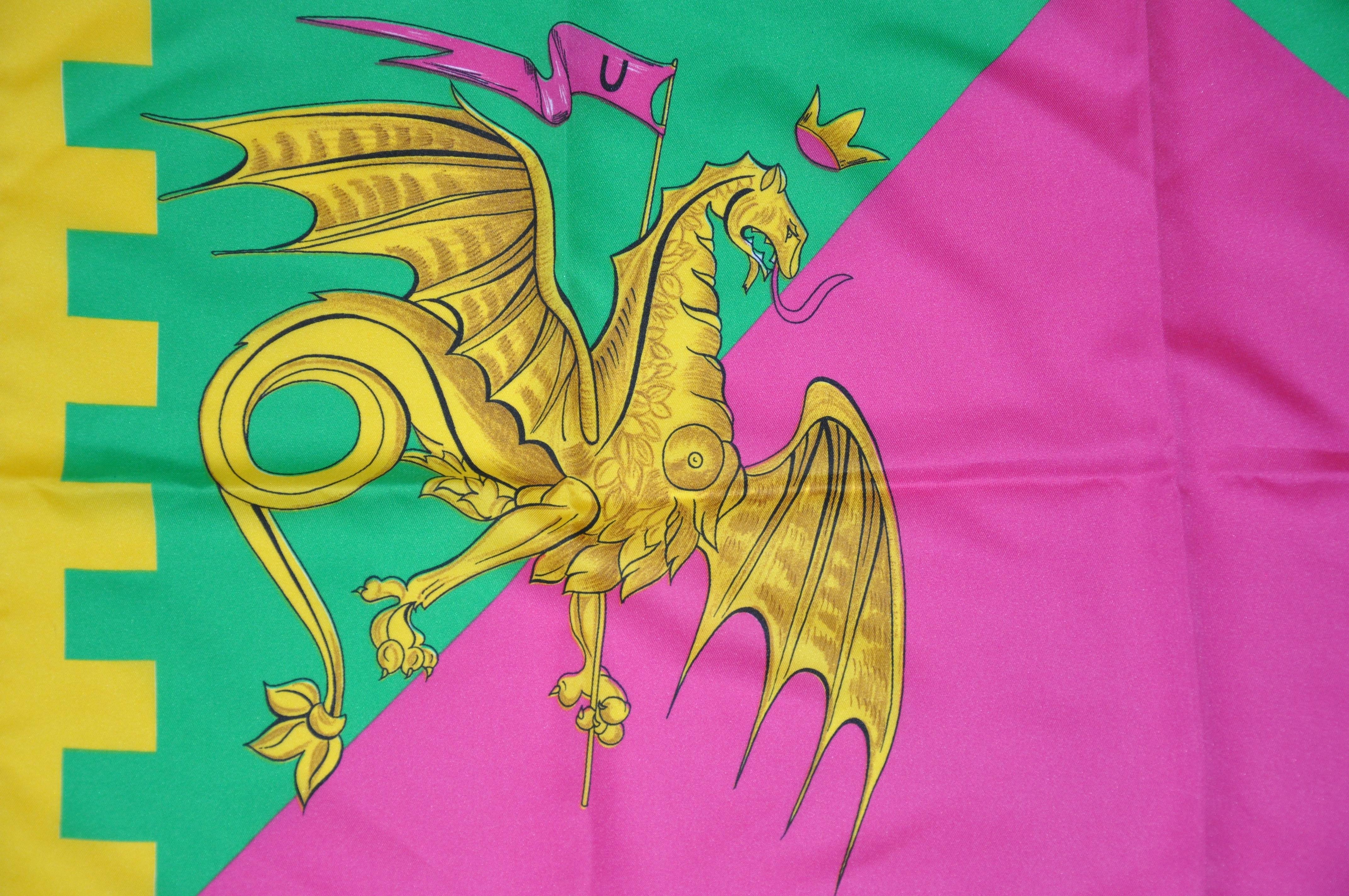 Écharpe « Kingdom Dragon » à bordure jaune, fuchsia et verte Unisexe en vente
