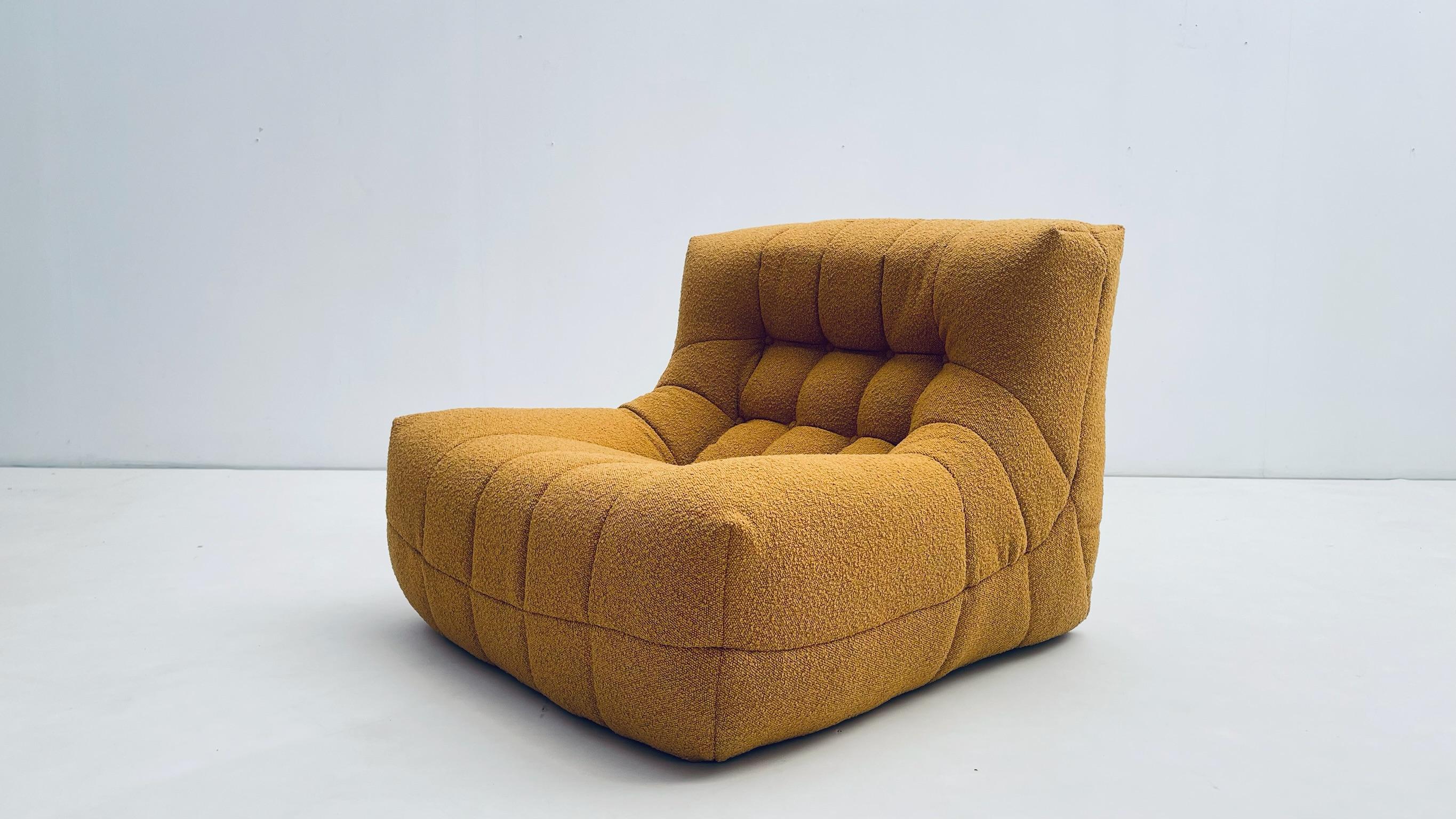 Ensemble de salon confortable en bouclette jaune en vente 7