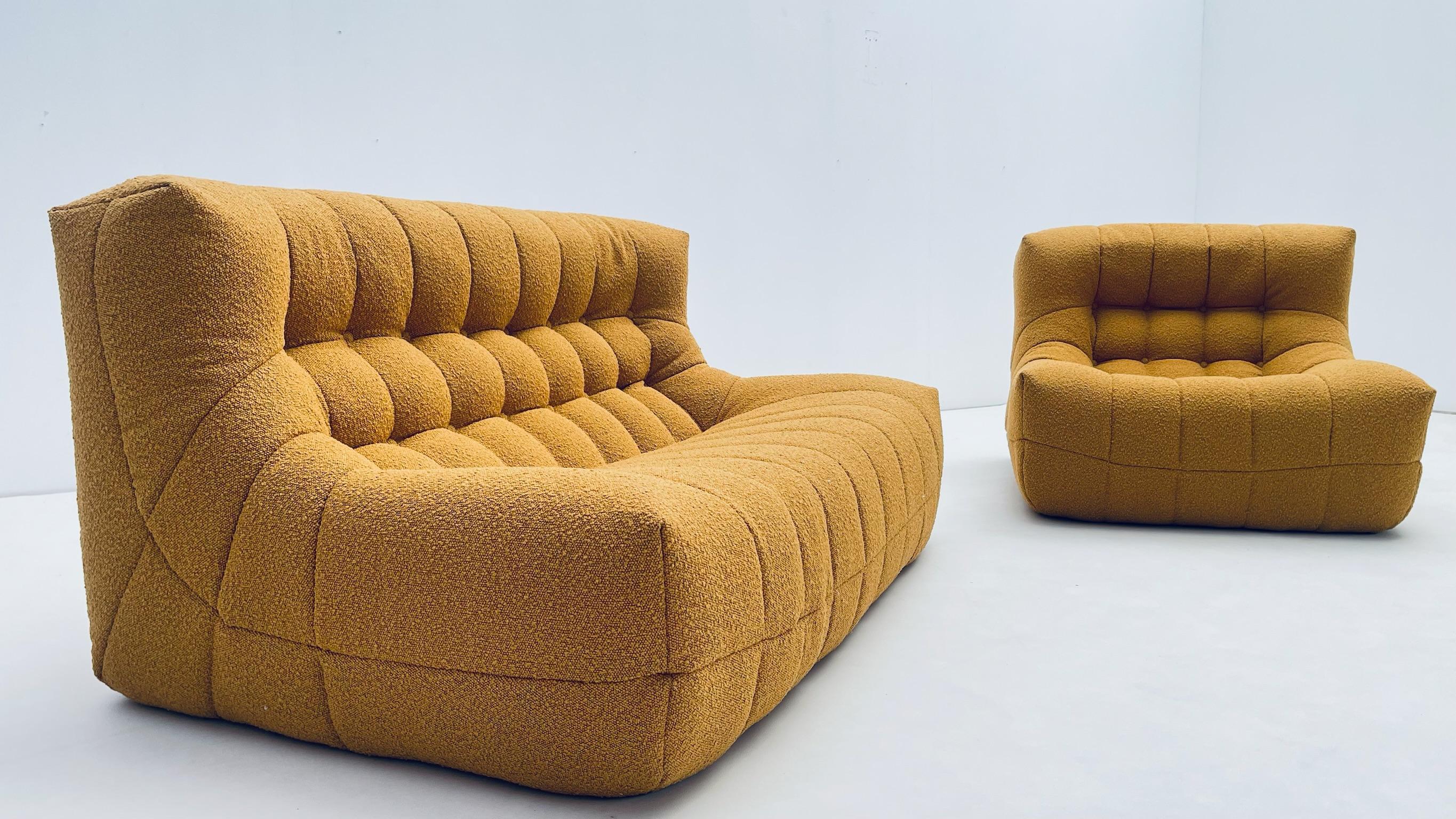 Mid-Century Modern Ensemble de salon confortable en bouclette jaune en vente