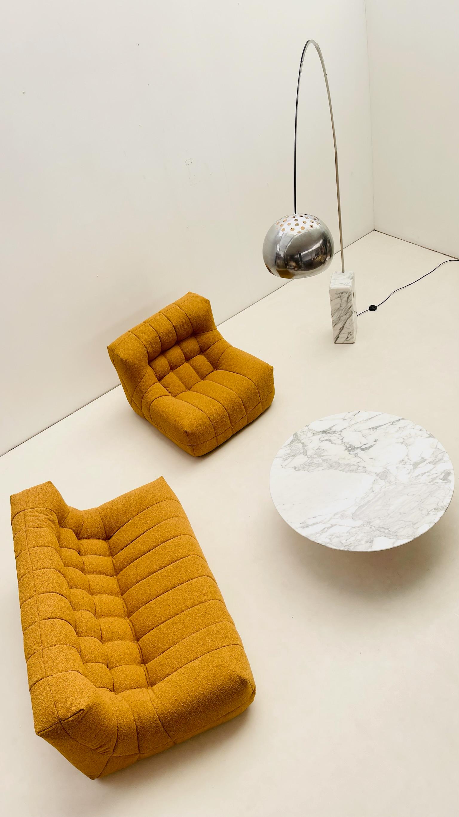 Français Ensemble de salon confortable en bouclette jaune en vente