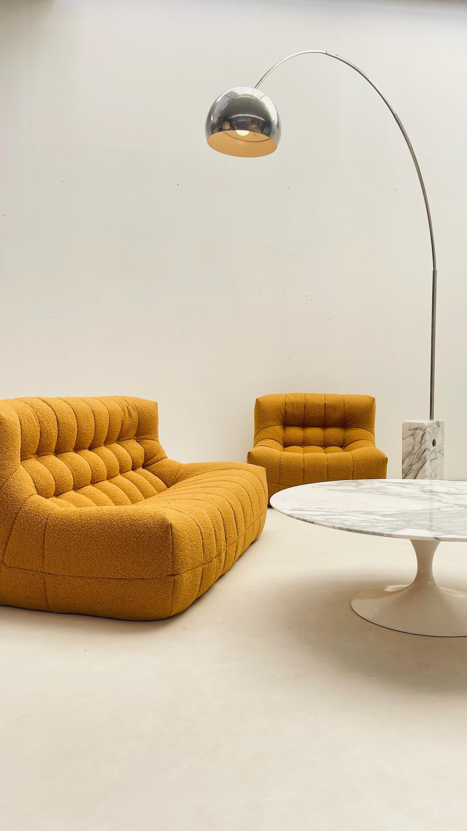 Ensemble de salon confortable en bouclette jaune Bon état - En vente à Brussels, BE