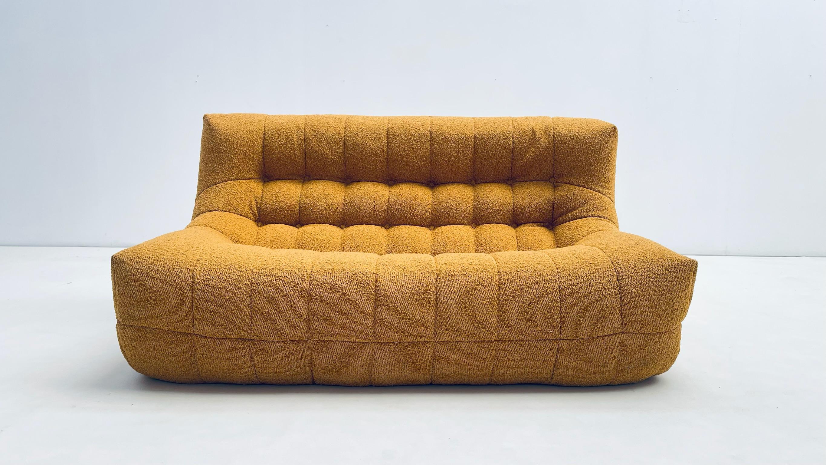 Fin du 20e siècle Ensemble de salon confortable en bouclette jaune en vente