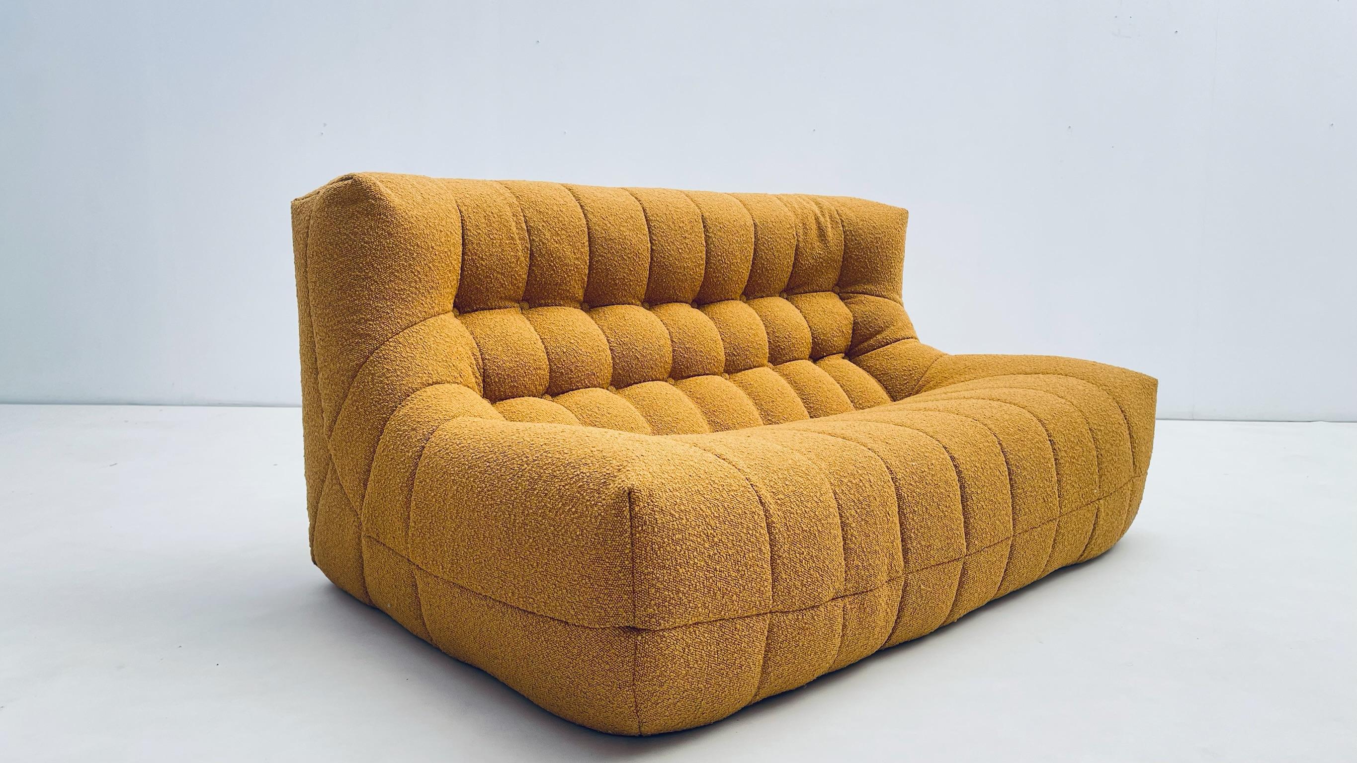 Ensemble de salon confortable en bouclette jaune en vente 1