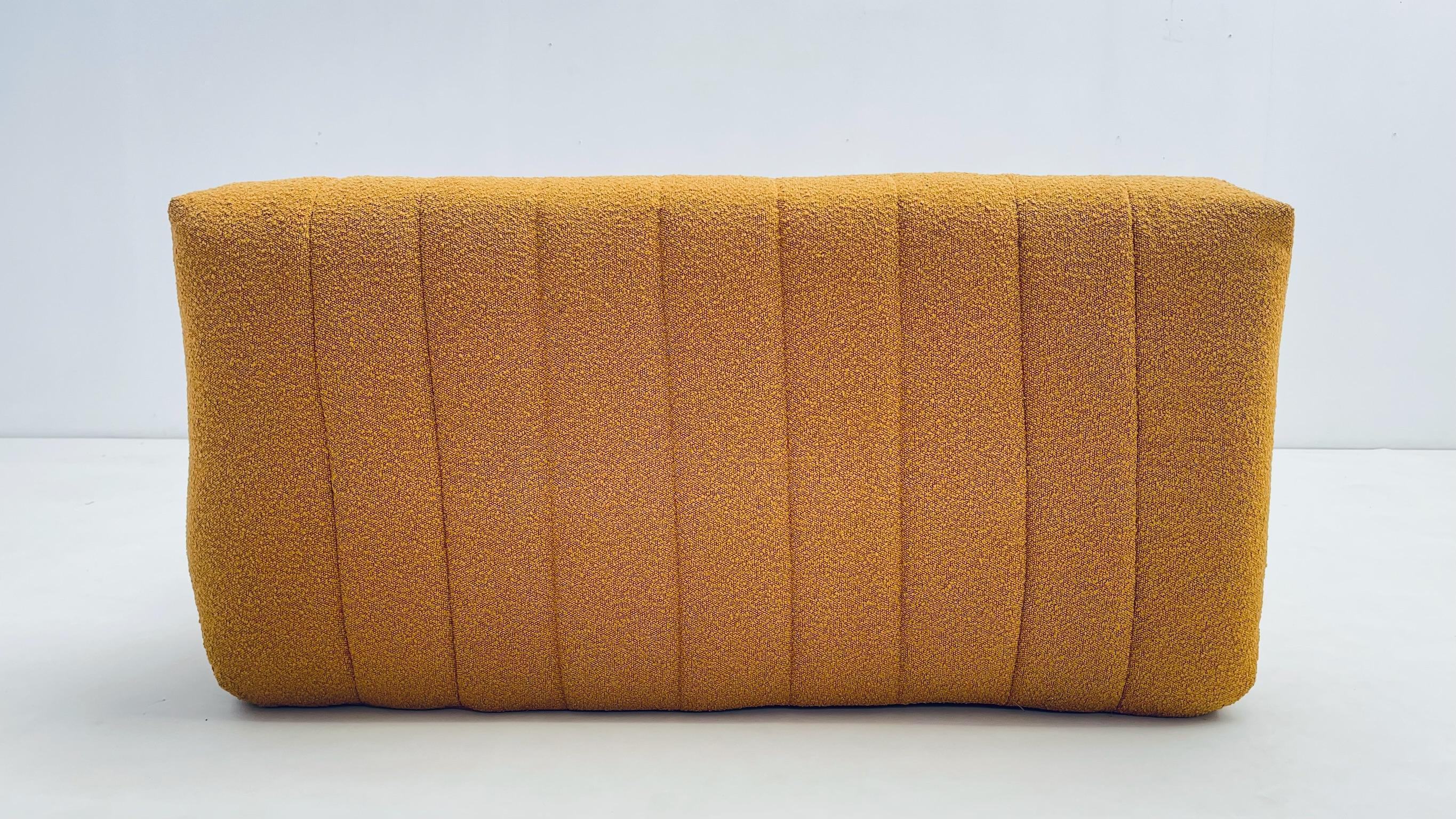 Ensemble de salon confortable en bouclette jaune en vente 2