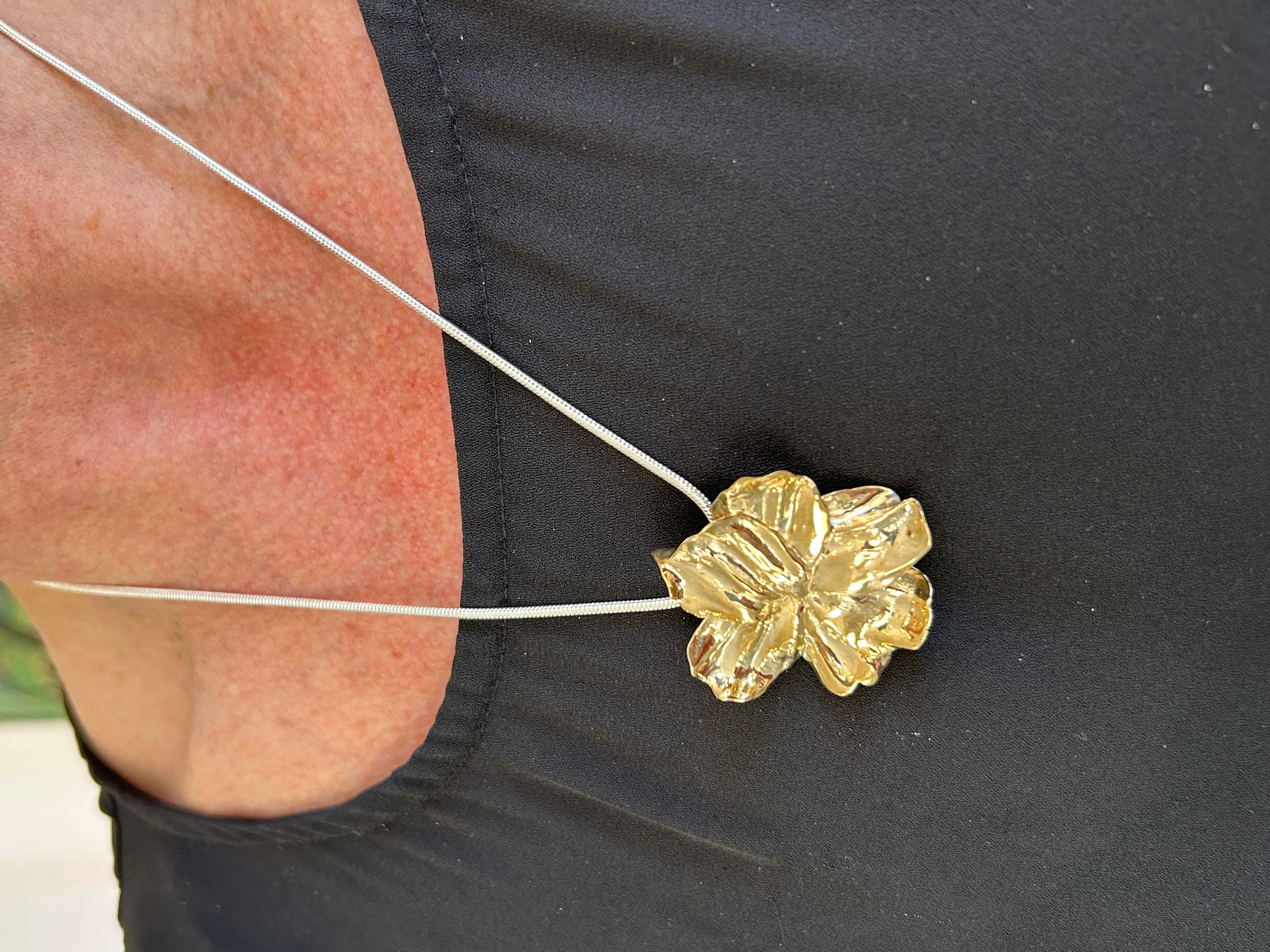 Contemporain Pendentif et broche botanique en laiton jaune avec cordon en argent sterling de 20 pouces en vente