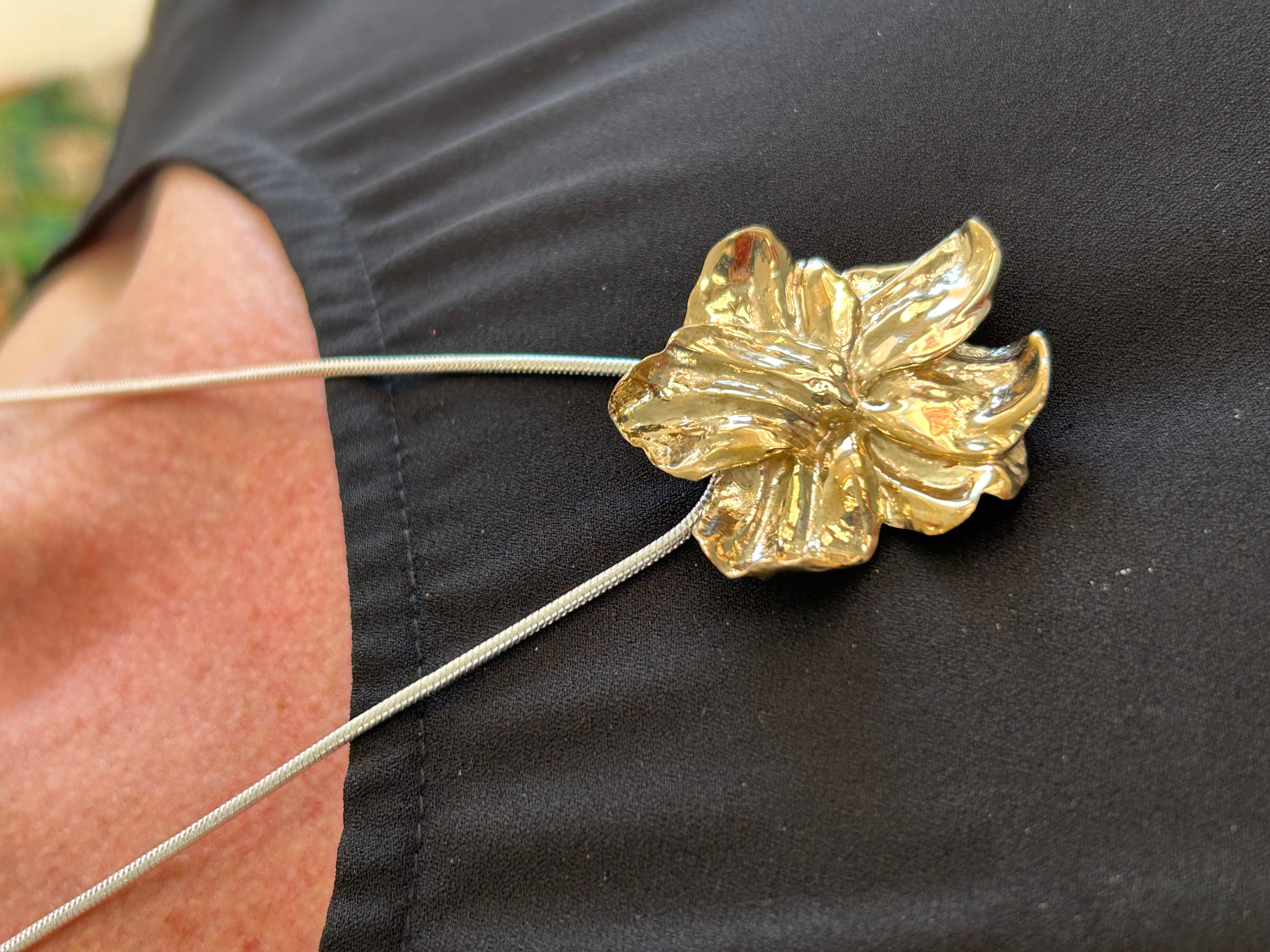 Pendentif et broche botanique en laiton jaune avec cordon en argent sterling de 20 pouces Neuf - En vente à New Orleans, LA