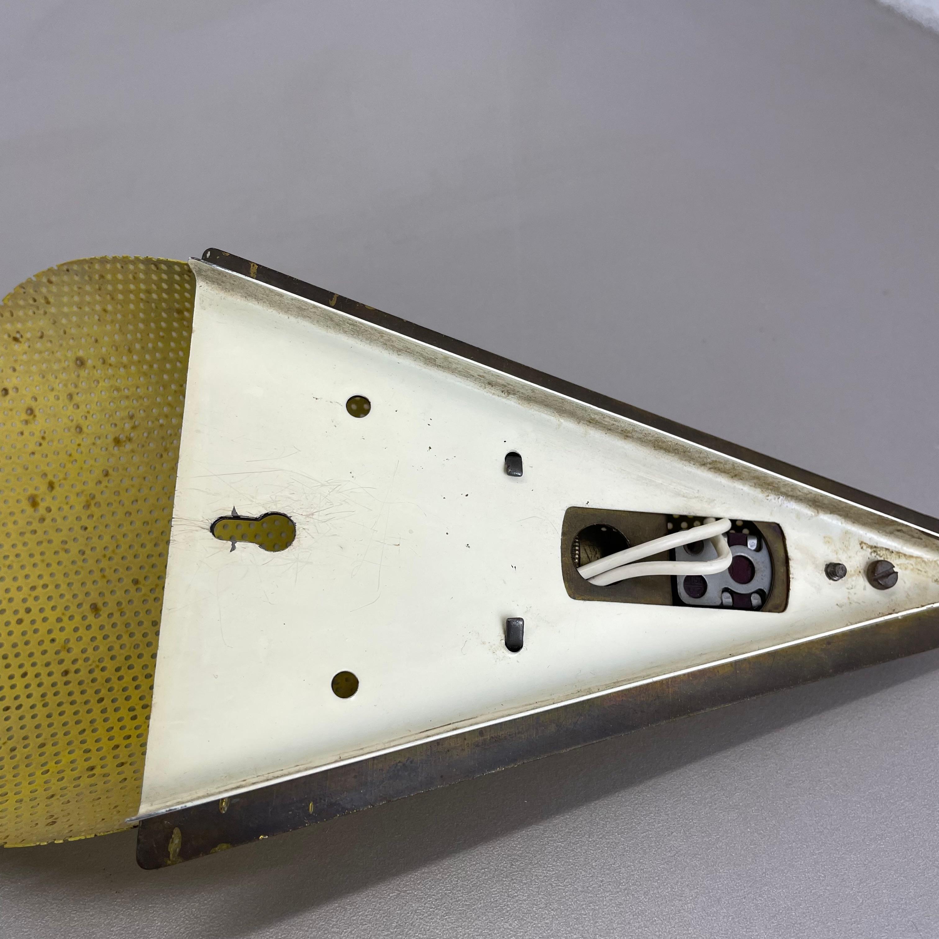 Lámpara de pared con orificios de latón amarillo Estilo MATEGOT, Francia, 1950 en venta 4