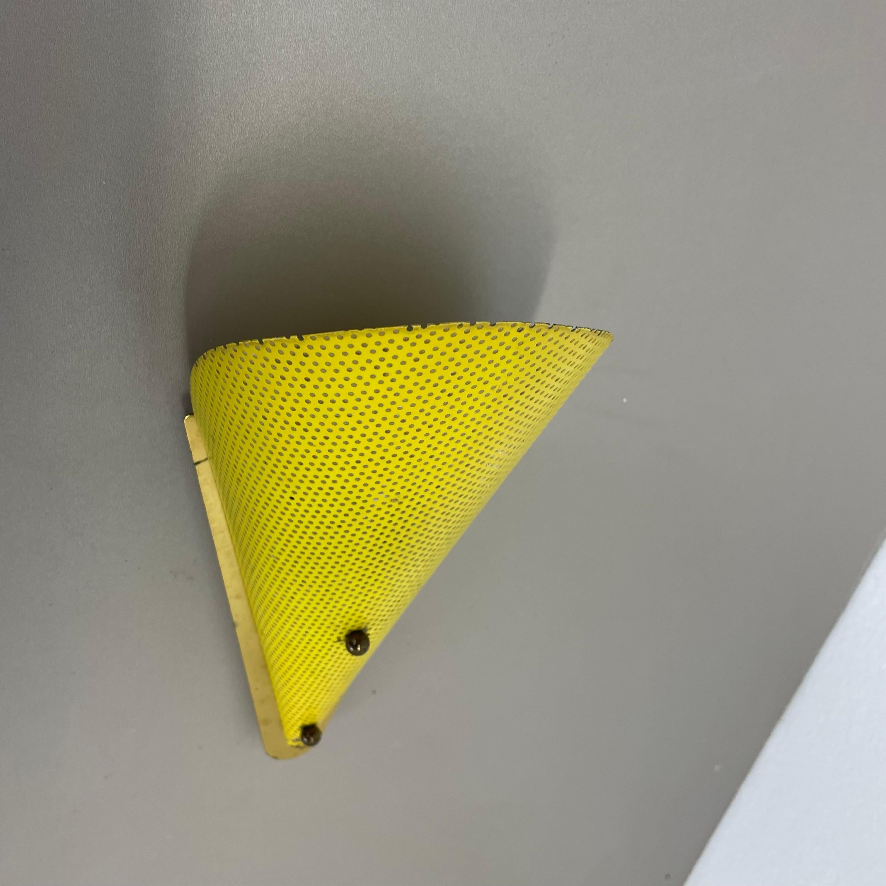 Lámpara de pared con orificios de latón amarillo Estilo MATEGOT, Francia, 1950 en venta 6