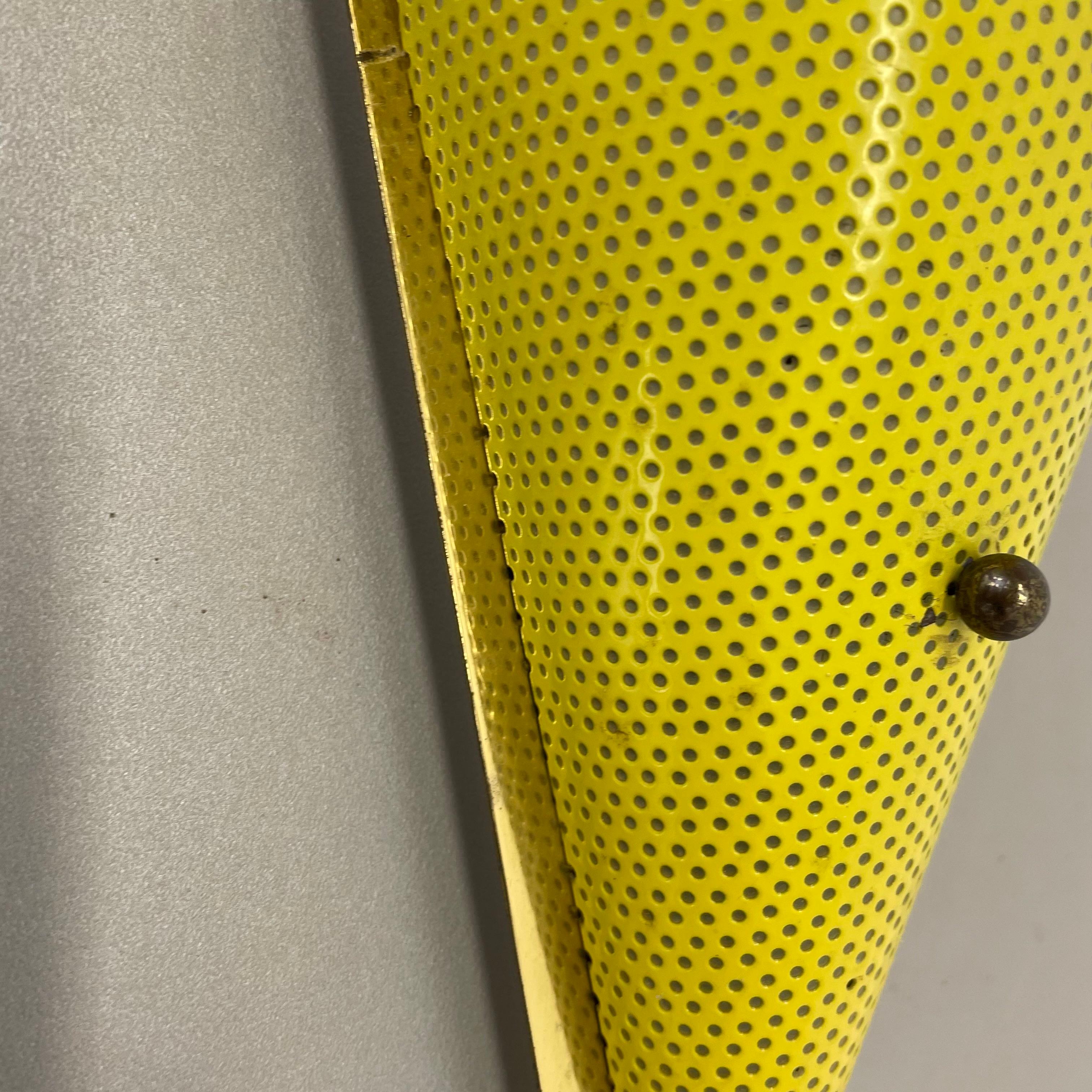 Lámpara de pared con orificios de latón amarillo Estilo MATEGOT, Francia, 1950 en venta 8