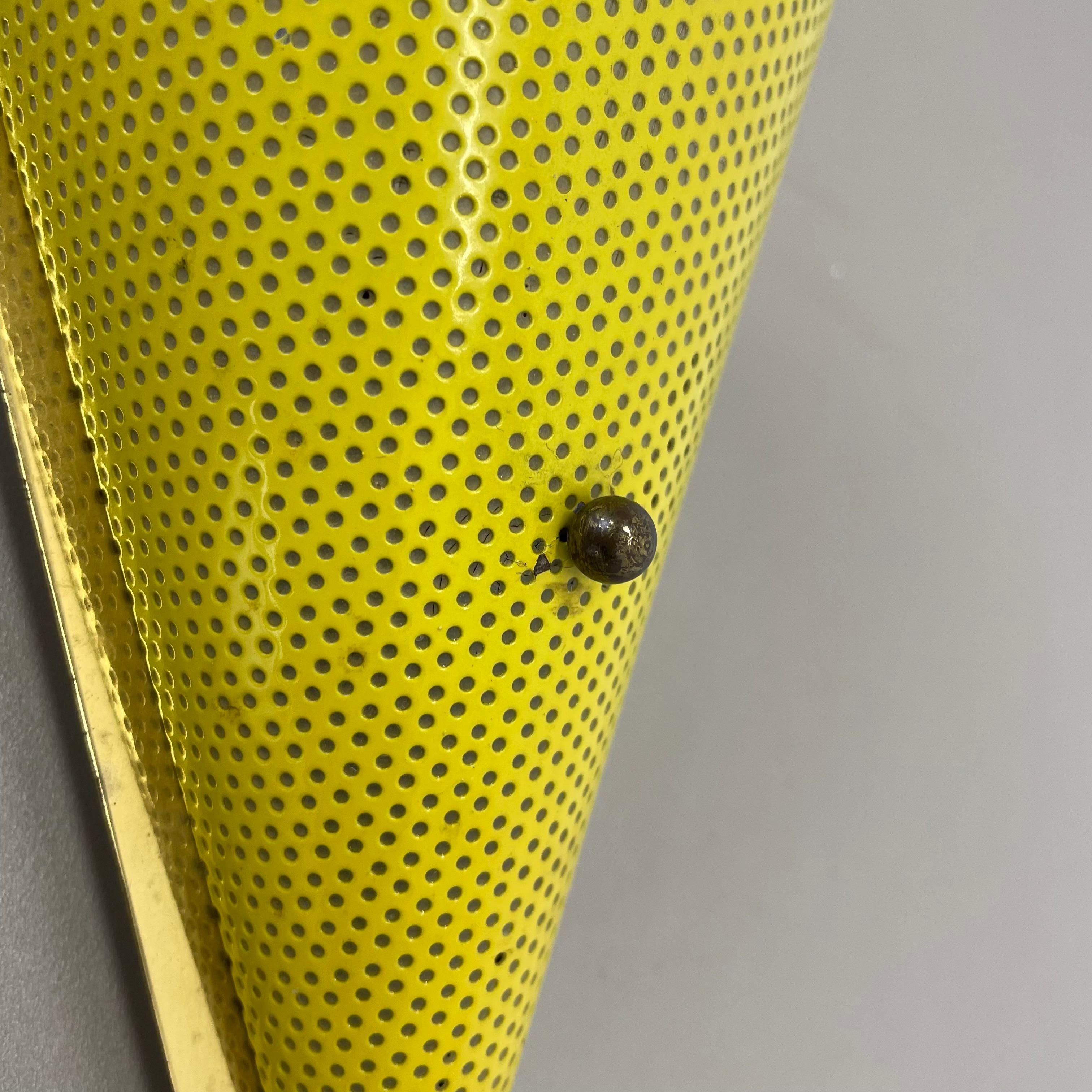 Lámpara de pared con orificios de latón amarillo Estilo MATEGOT, Francia, 1950 en venta 9