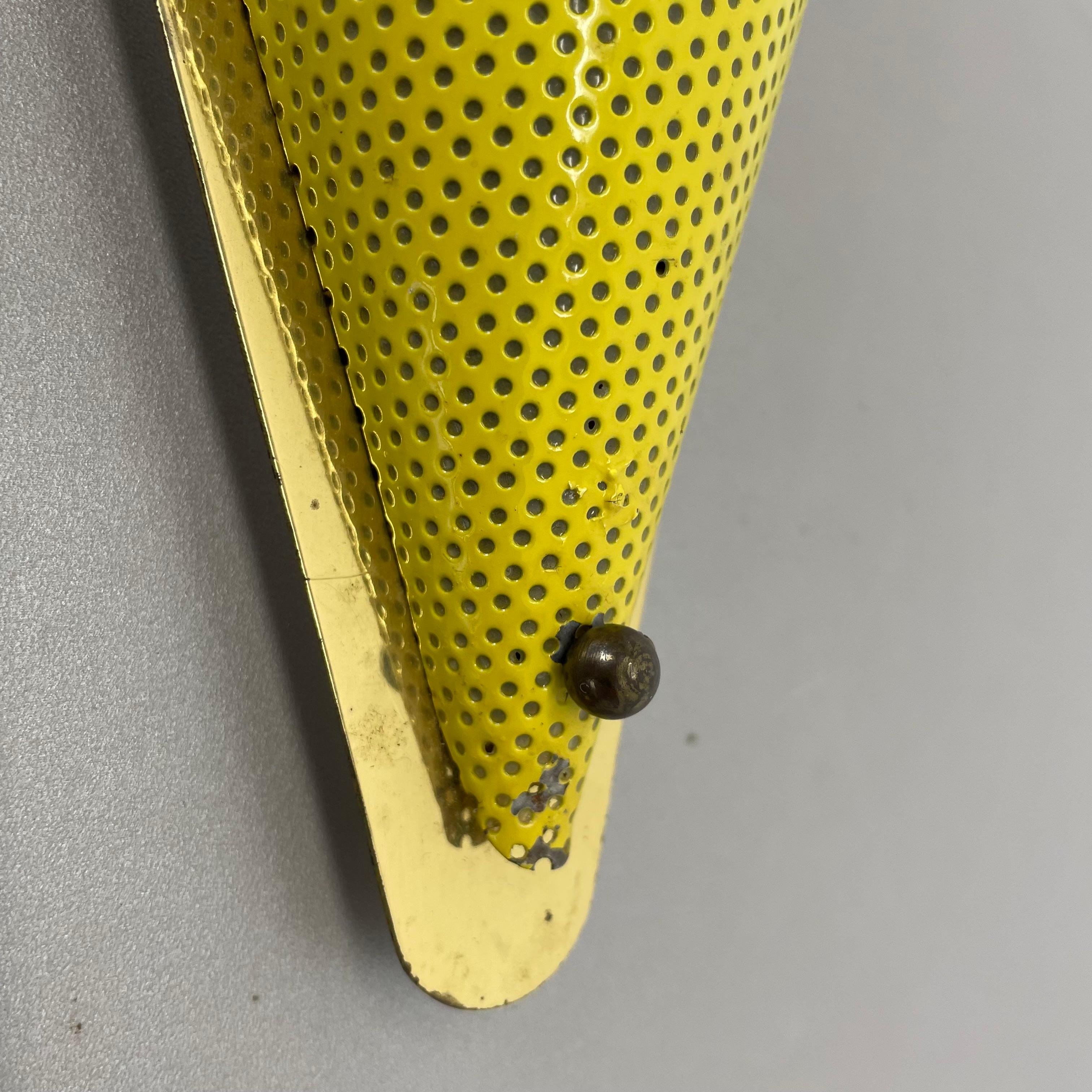 Lámpara de pared con orificios de latón amarillo Estilo MATEGOT, Francia, 1950 en venta 10