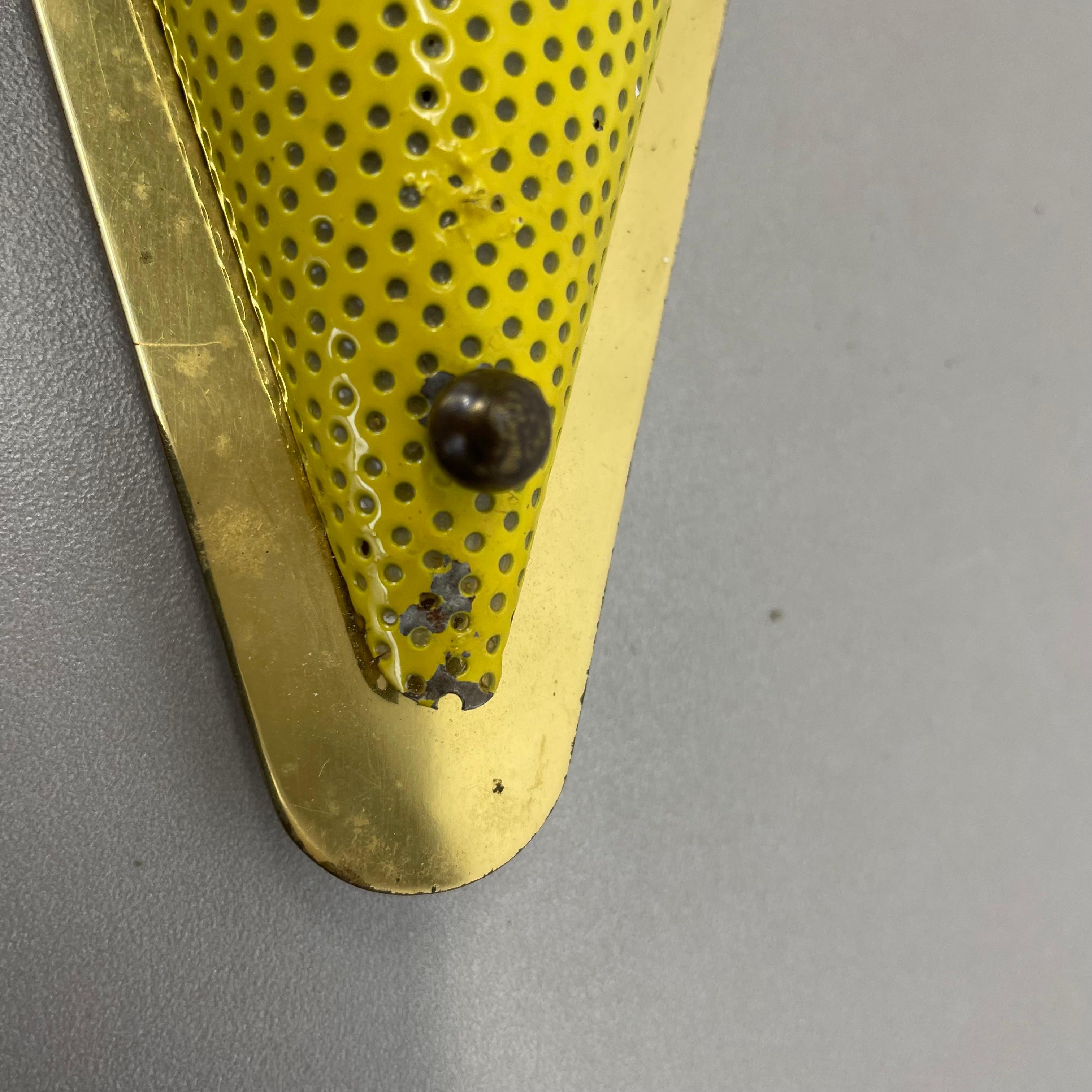 Lámpara de pared con orificios de latón amarillo Estilo MATEGOT, Francia, 1950 en venta 11