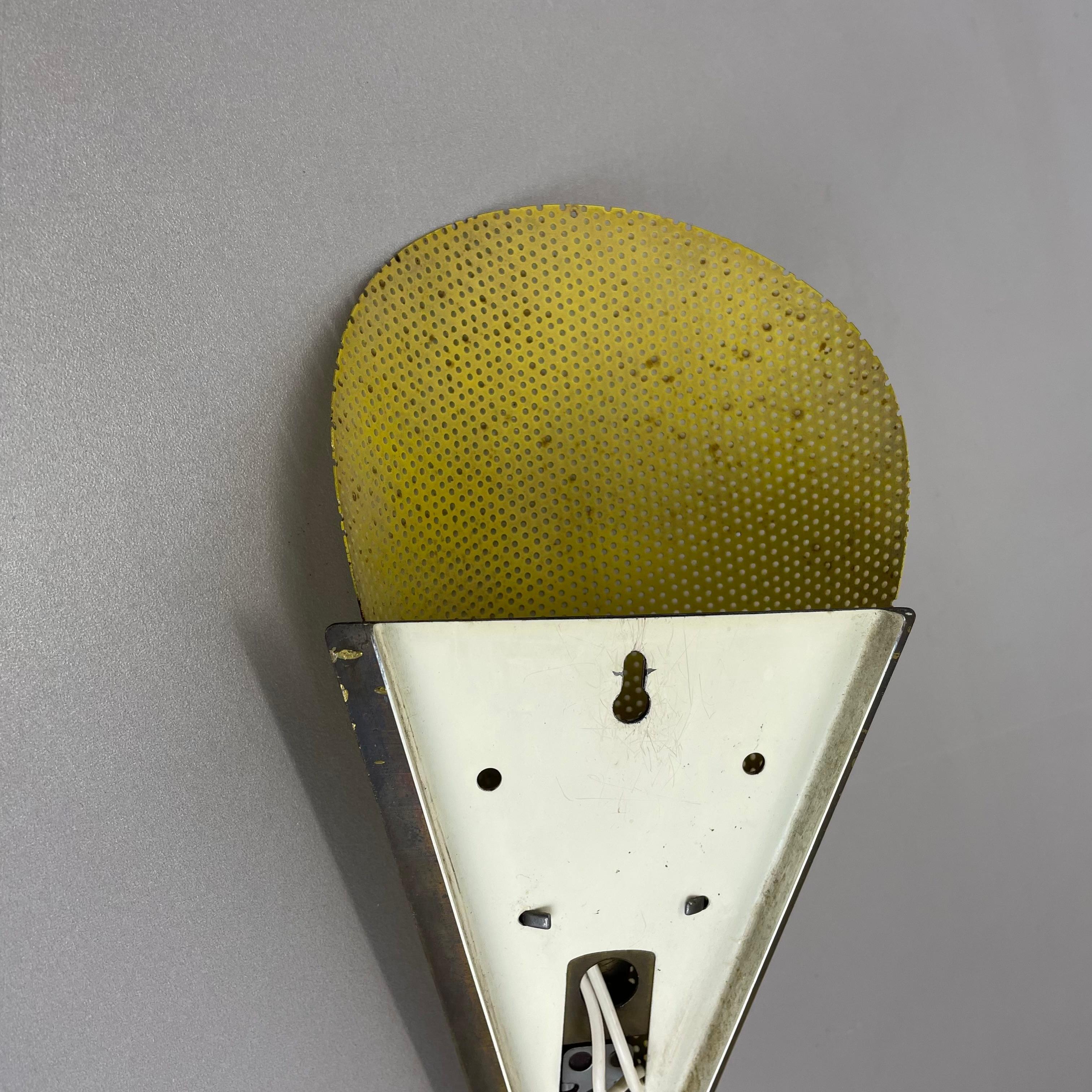 Lámpara de pared con orificios de latón amarillo Estilo MATEGOT, Francia, 1950 en venta 12