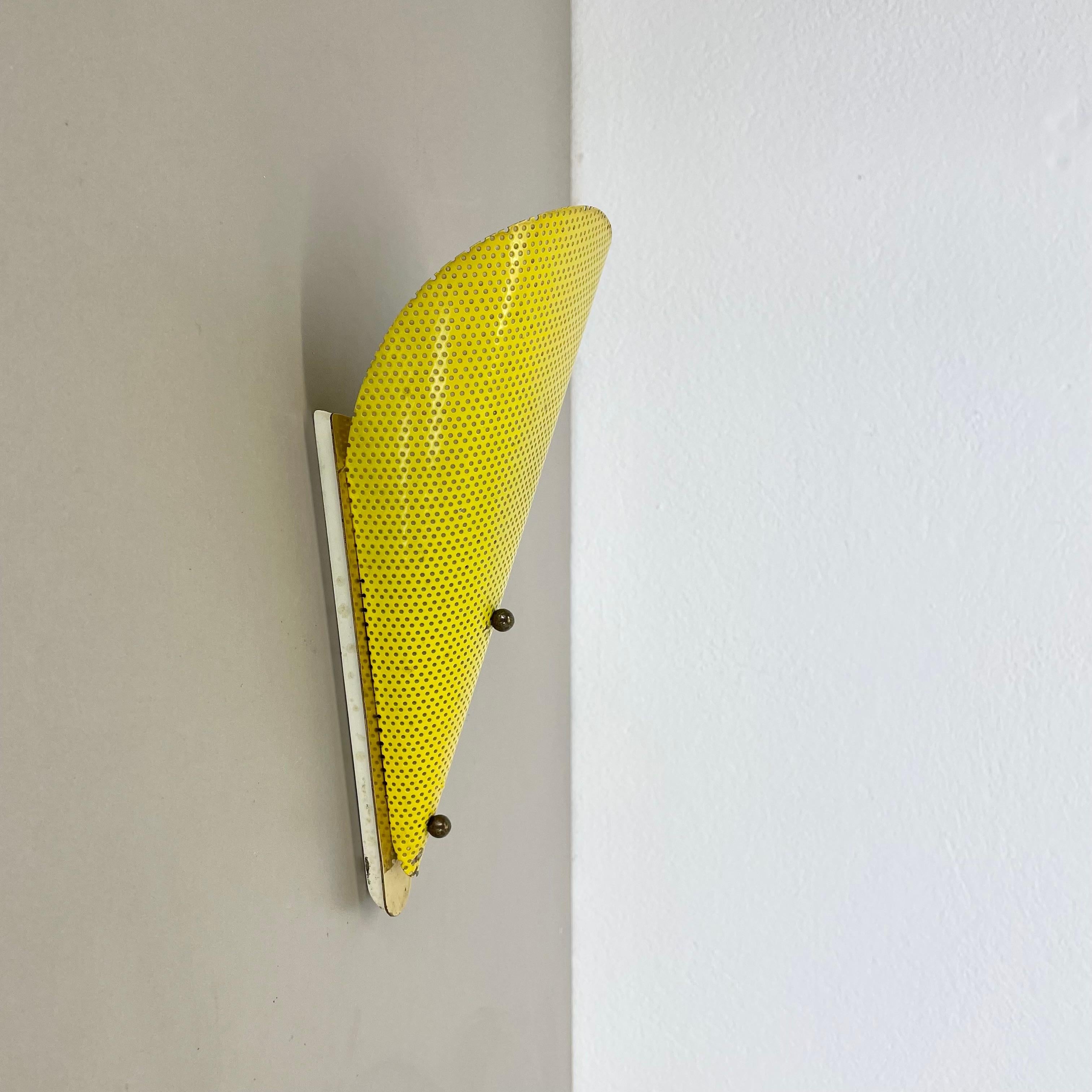 Lámpara de pared con orificios de latón amarillo Estilo MATEGOT, Francia, 1950 Moderno de mediados de siglo en venta