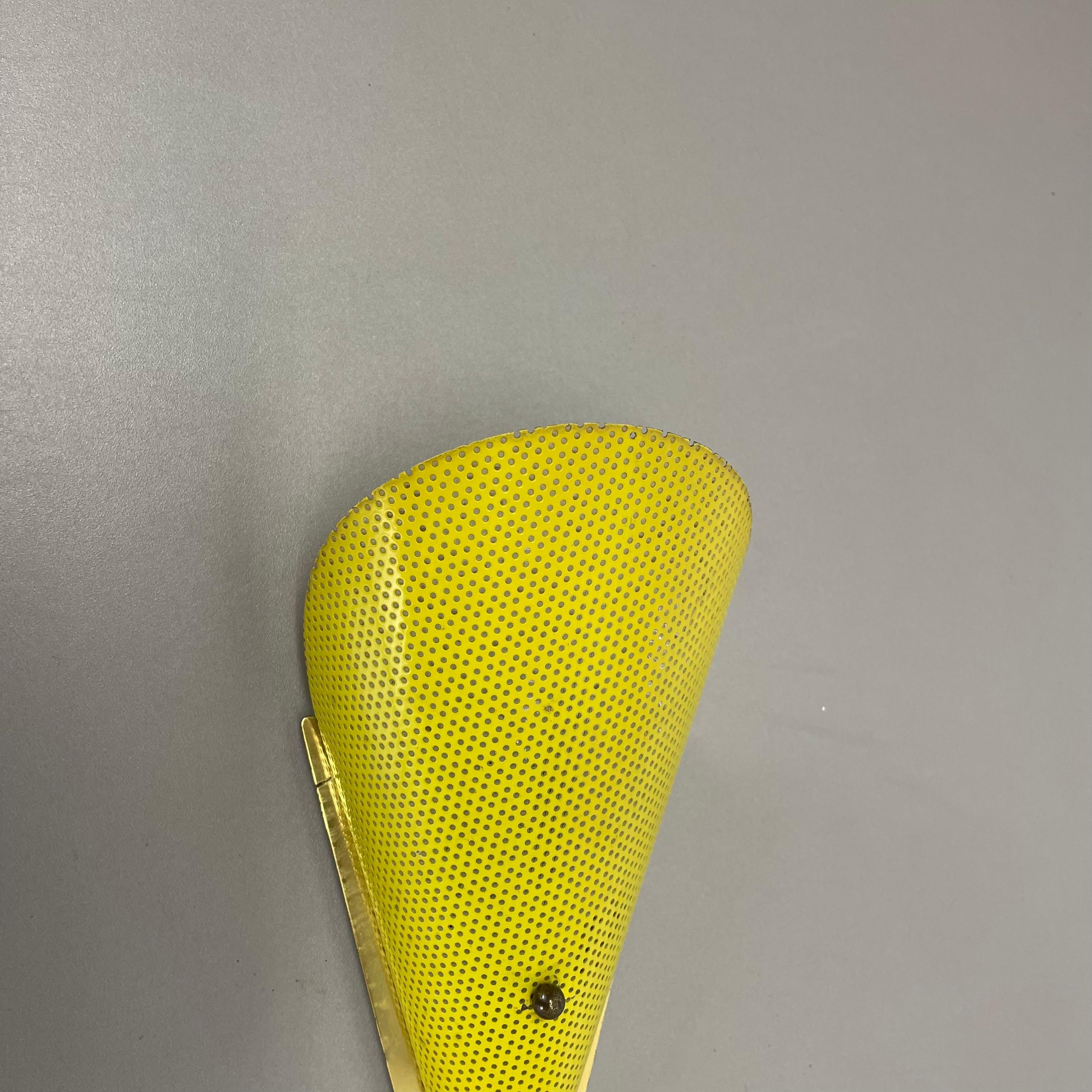 Lámpara de pared con orificios de latón amarillo Estilo MATEGOT, Francia, 1950 Francés en venta
