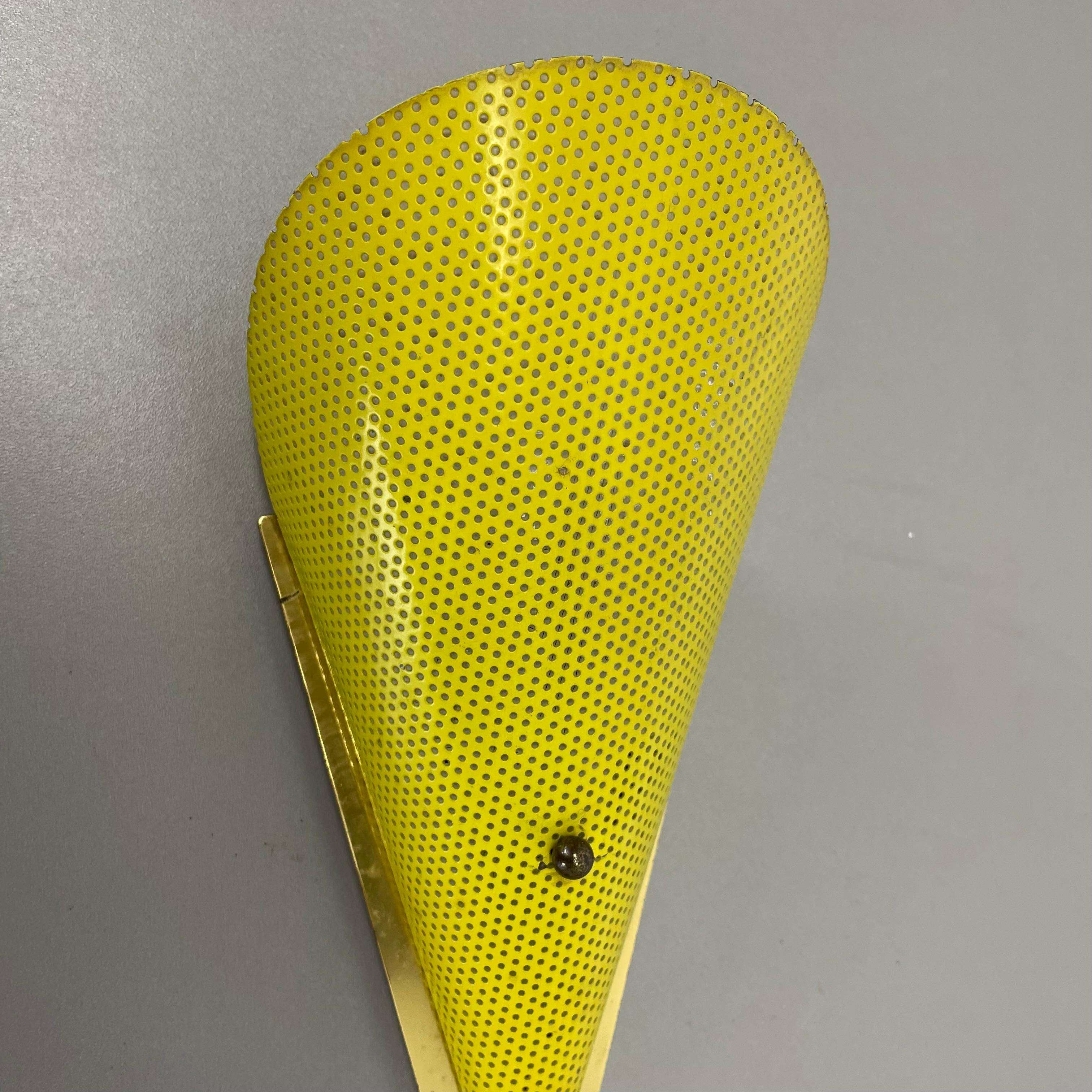 Lámpara de pared con orificios de latón amarillo Estilo MATEGOT, Francia, 1950 en Bueno estado para la venta en Kirchlengern, DE