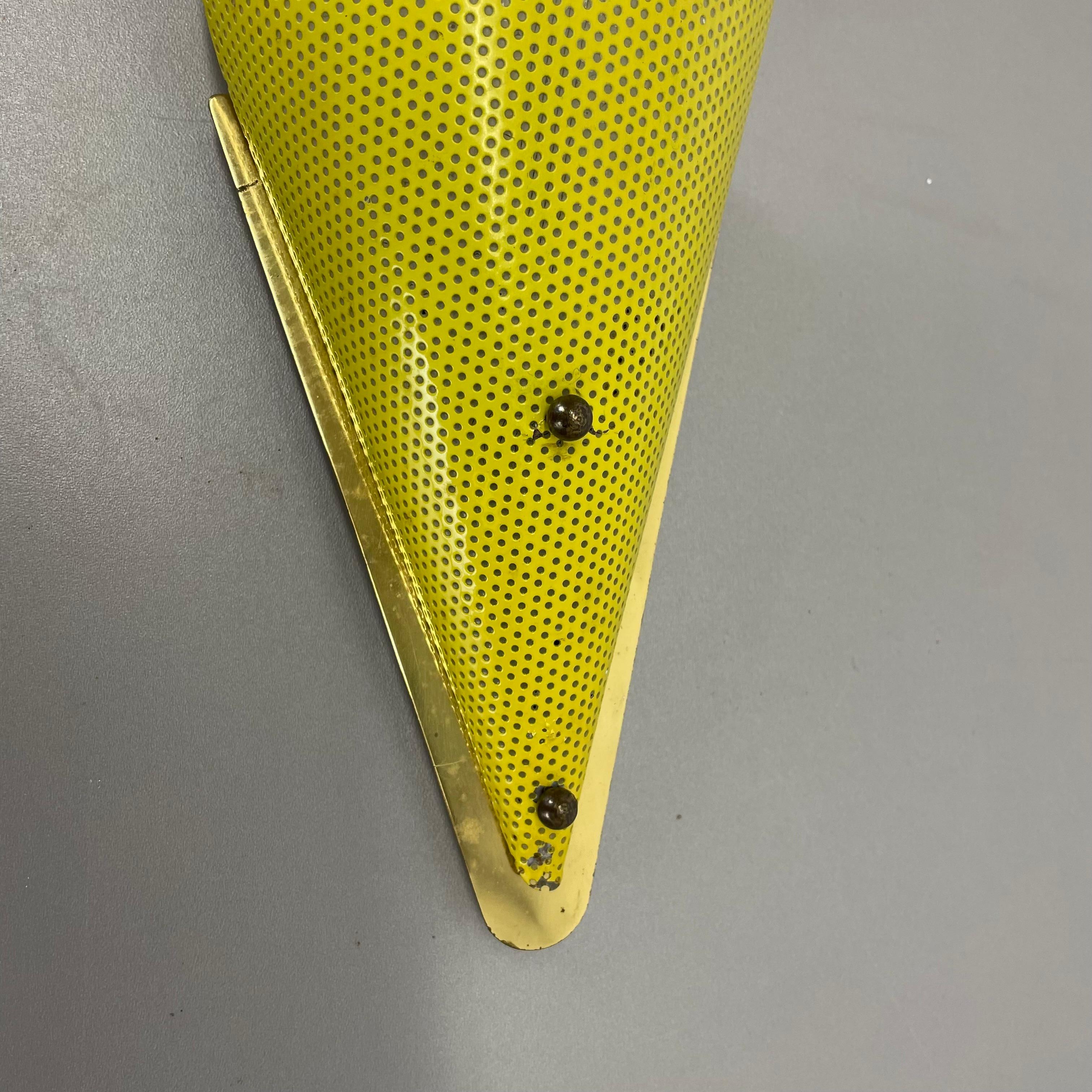 Lámpara de pared con orificios de latón amarillo Estilo MATEGOT, Francia, 1950 siglo XX en venta