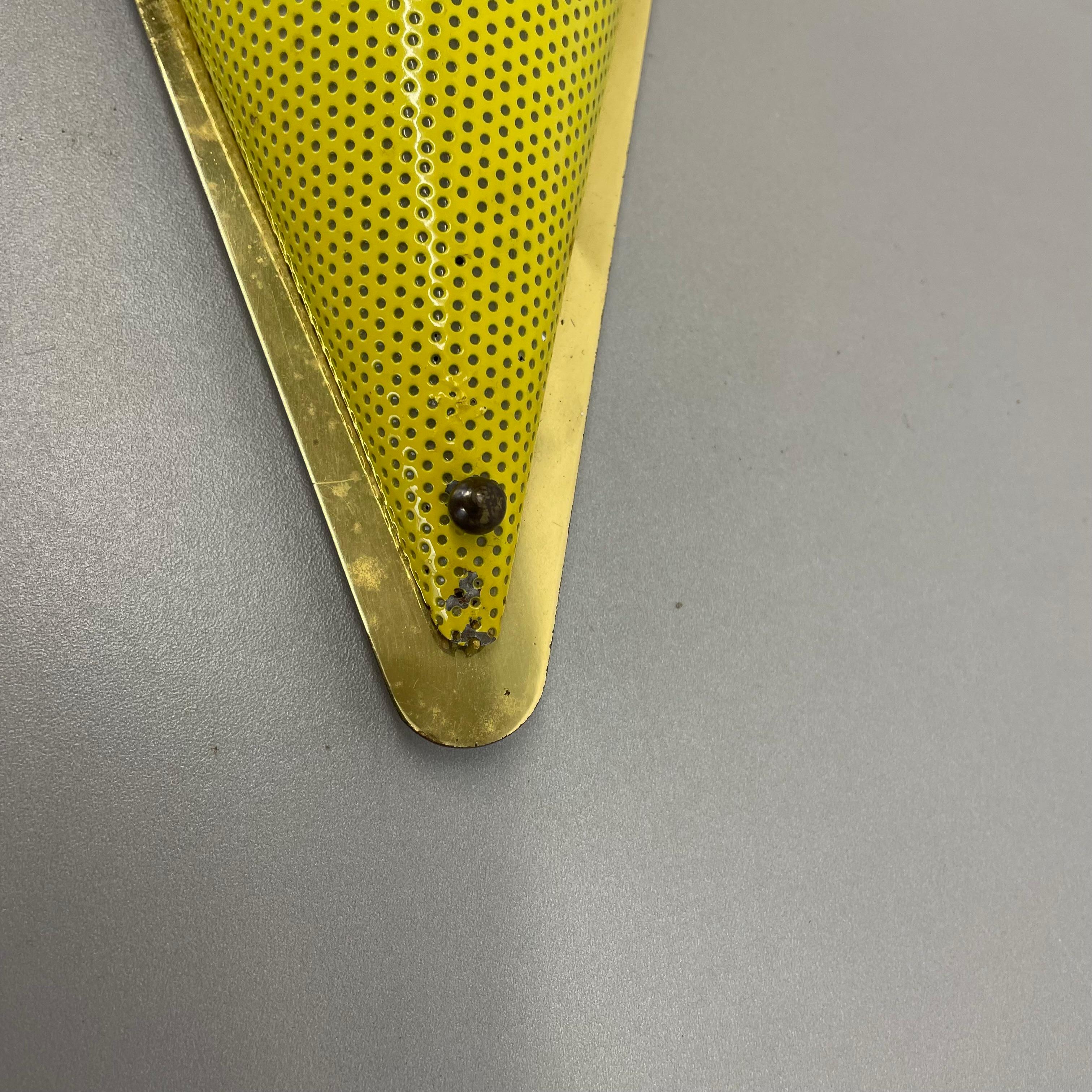 Lámpara de pared con orificios de latón amarillo Estilo MATEGOT, Francia, 1950 Metal en venta