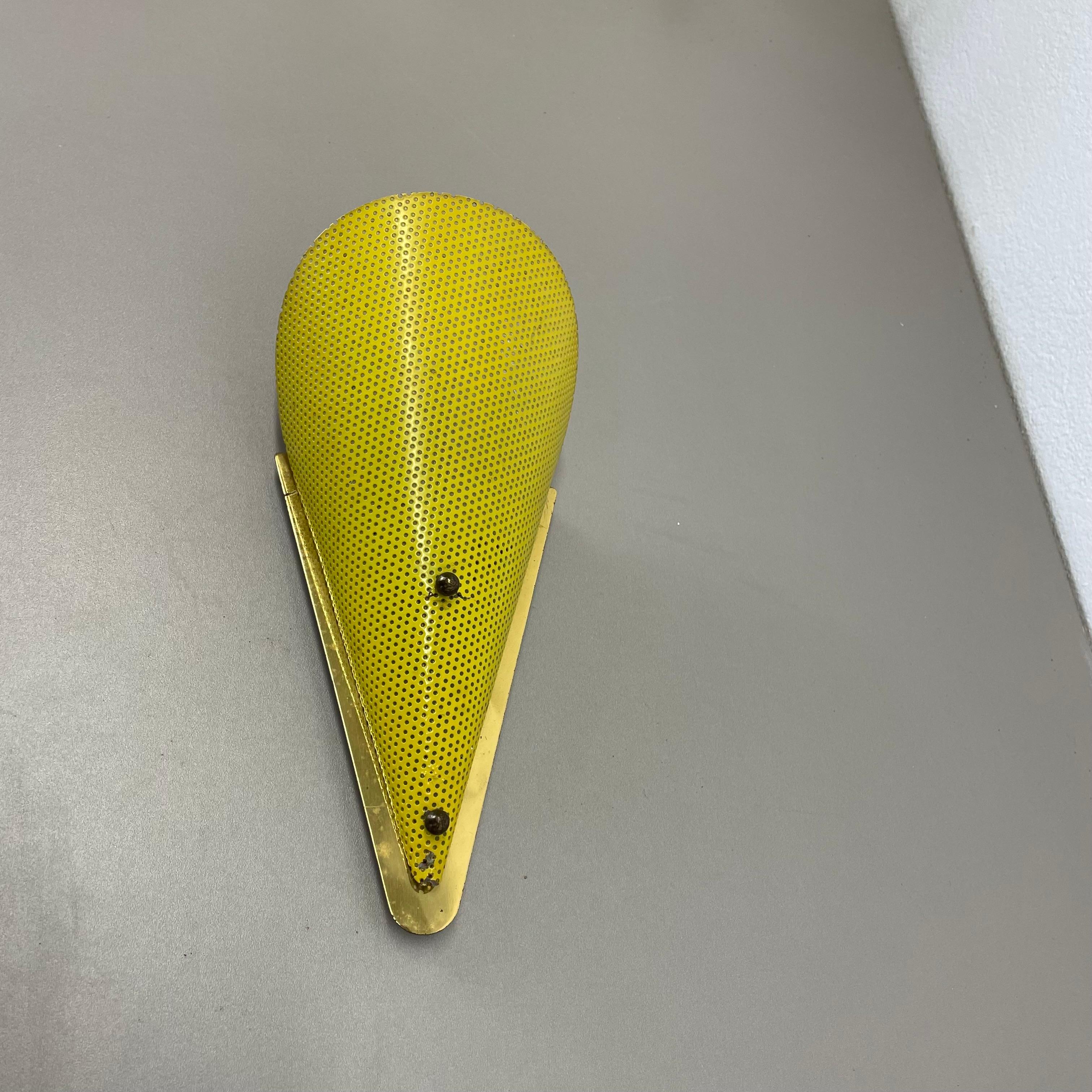 Lámpara de pared con orificios de latón amarillo Estilo MATEGOT, Francia, 1950 en venta 1