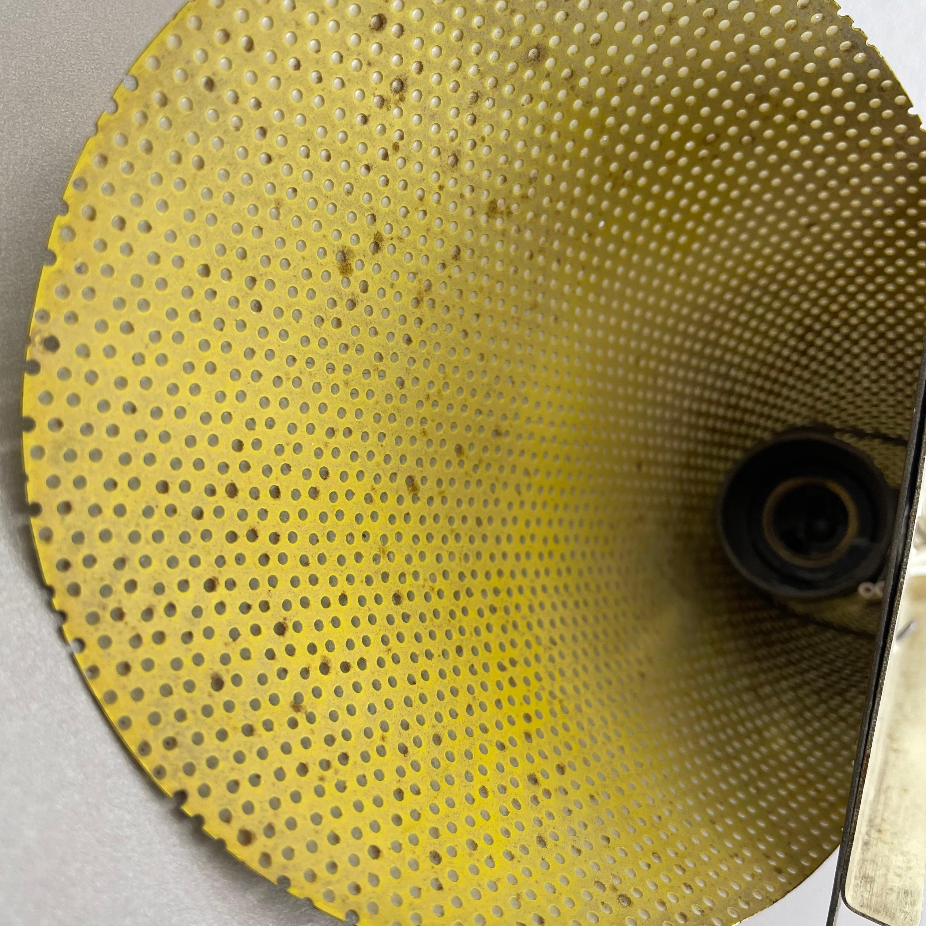 Lámpara de pared con orificios de latón amarillo Estilo MATEGOT, Francia, 1950 en venta 2