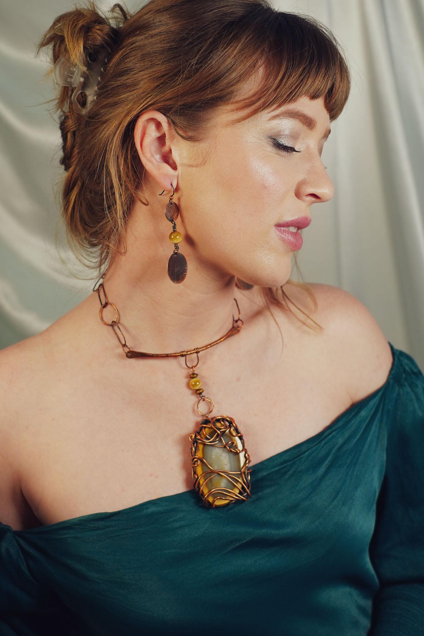 Taille simple Collier en agate brésilienne jaune et reine de cuivre en vente