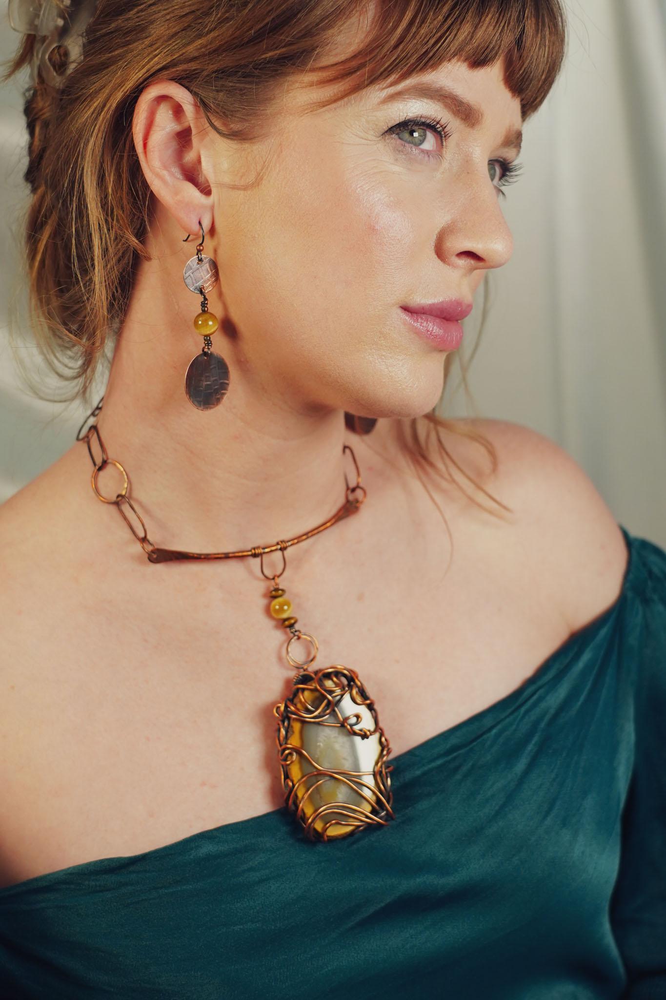 Collier en agate brésilienne jaune et reine de cuivre Neuf - En vente à Cincinnati, OH