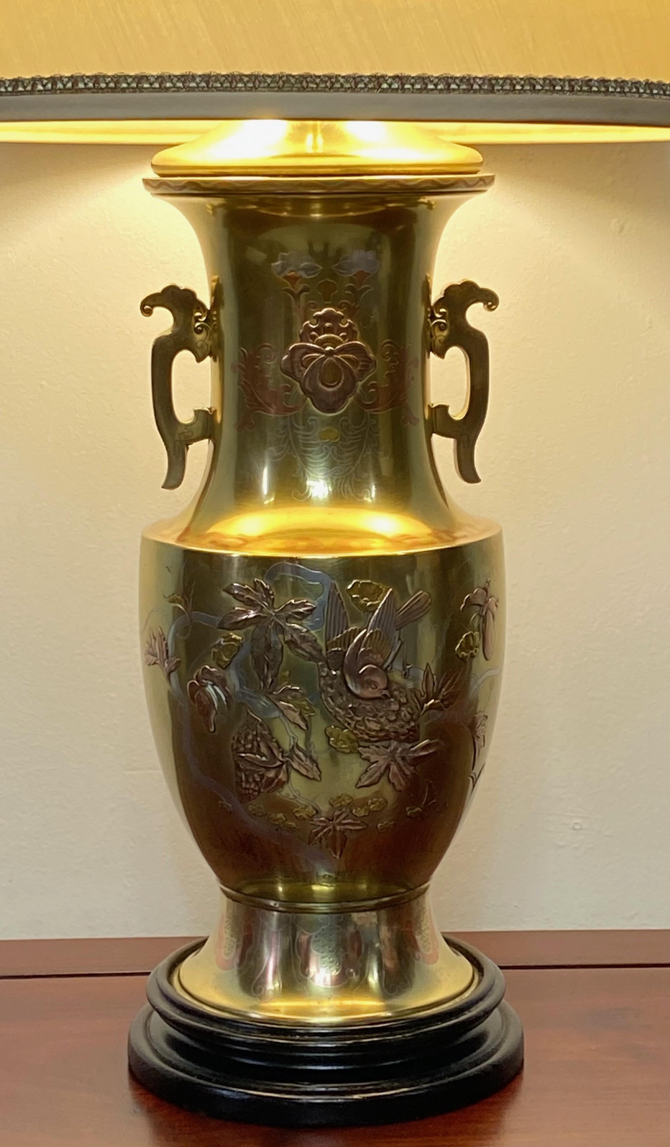 Un vase en bronze jaune massif avec incrustation de bronze rouge et d'argent converti en lampe. Le corps du vase avait à l'origine une patine vert foncé avec des reflets bronze rouge et argent. La patine a été enlevée et le vase a été poli et