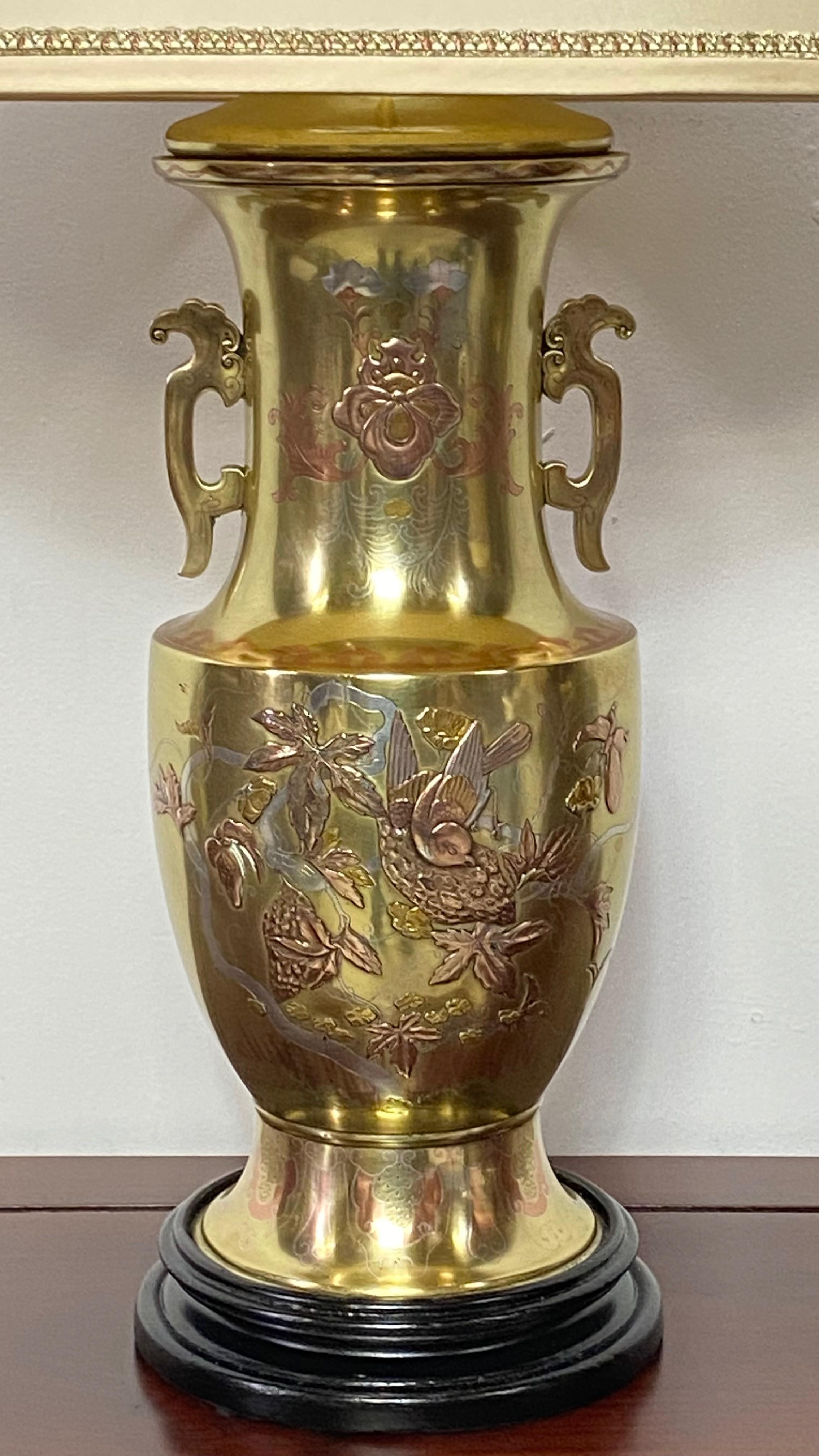 Incrusté Lampe en bronze jaune avec incrustation de bronze rouge et d'argent, période japonaise Meiji 1890 en vente