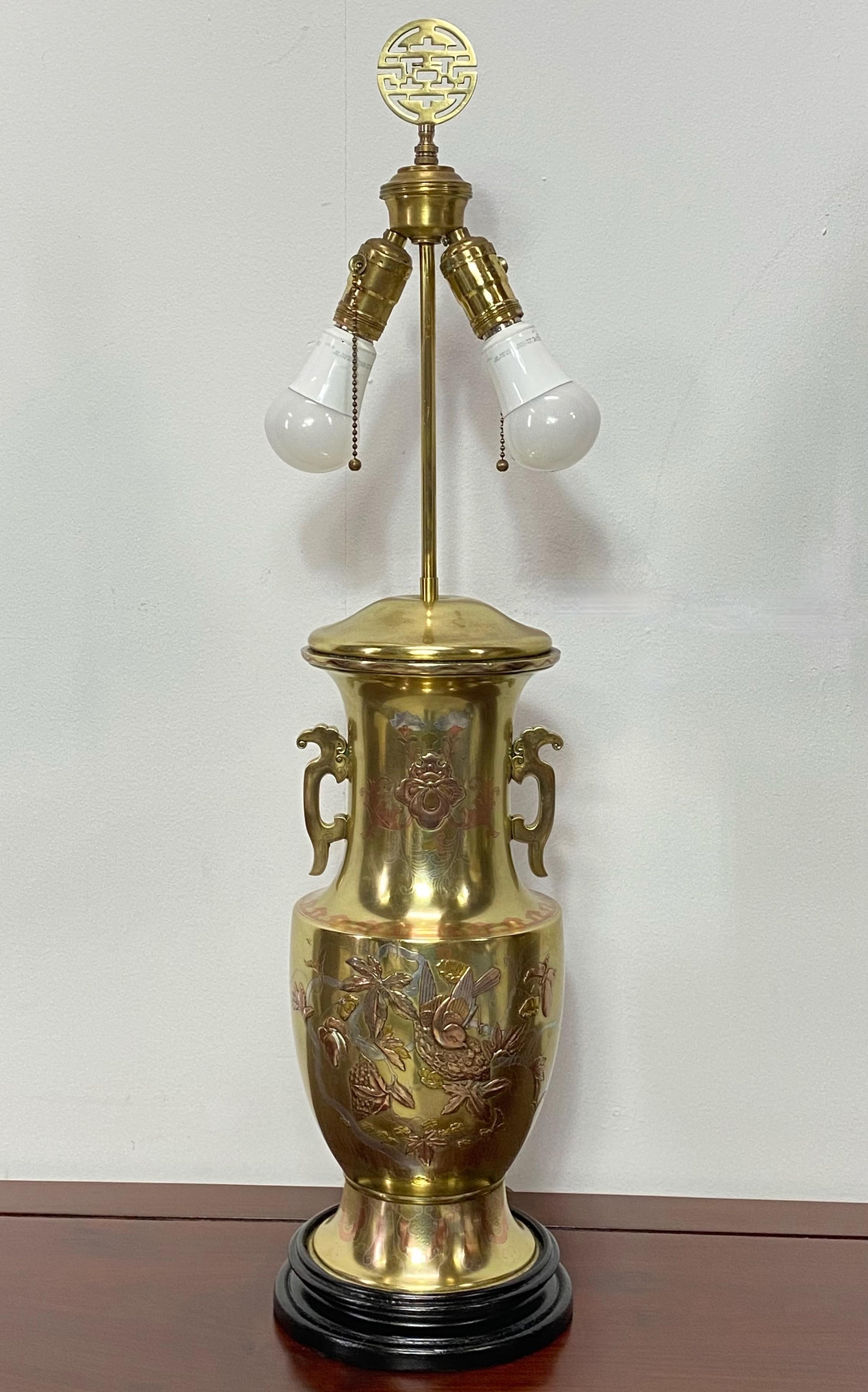 Lampe en bronze jaune avec incrustation de bronze rouge et d'argent, période japonaise Meiji 1890 en vente 1