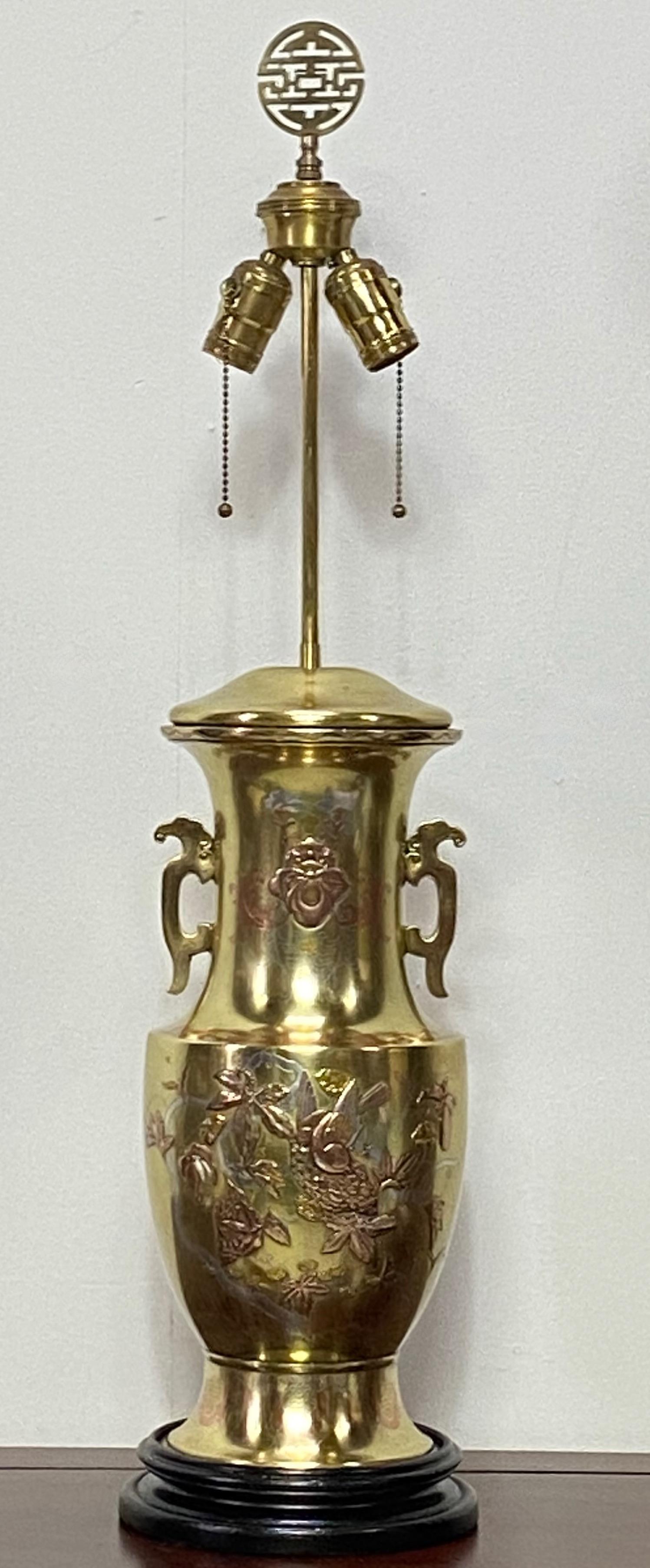 Lampe en bronze jaune avec incrustation de bronze rouge et d'argent, période japonaise Meiji 1890 en vente 2