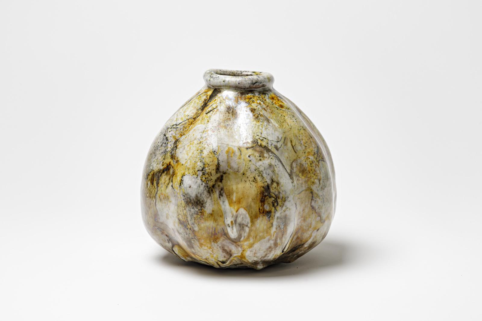 Français Vase en céramique émaillée jaune/brun et blanc de Gisèle Buthod-Garçon, vers 1990 en vente