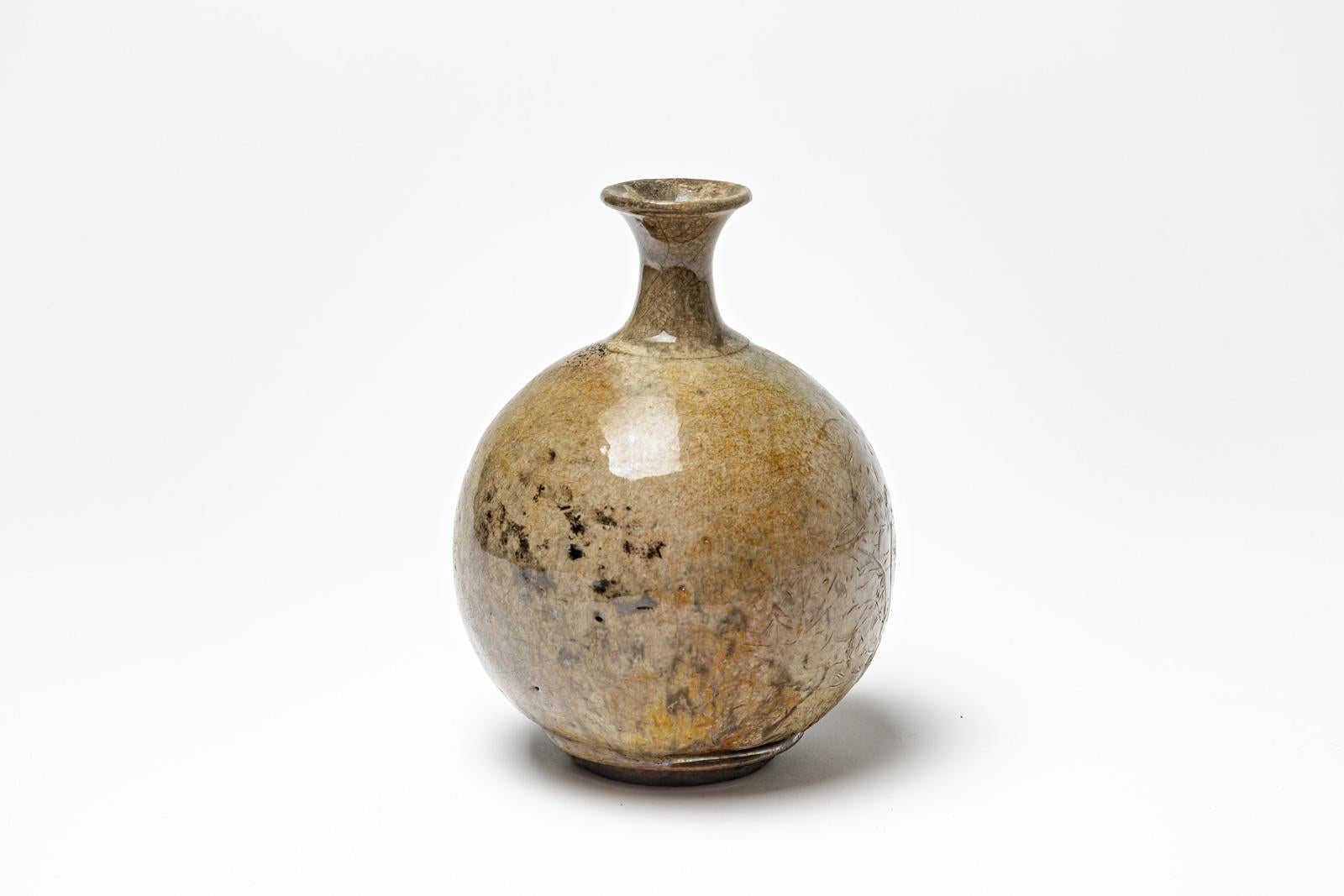 Vase en céramique émaillée jaune/brun de Gisèle Buthod Garçon. 
Raku a tiré. Monogramme de l'artiste sous la base. Vers 1980-1990.
H : 6.3' x 3.9' pouces.